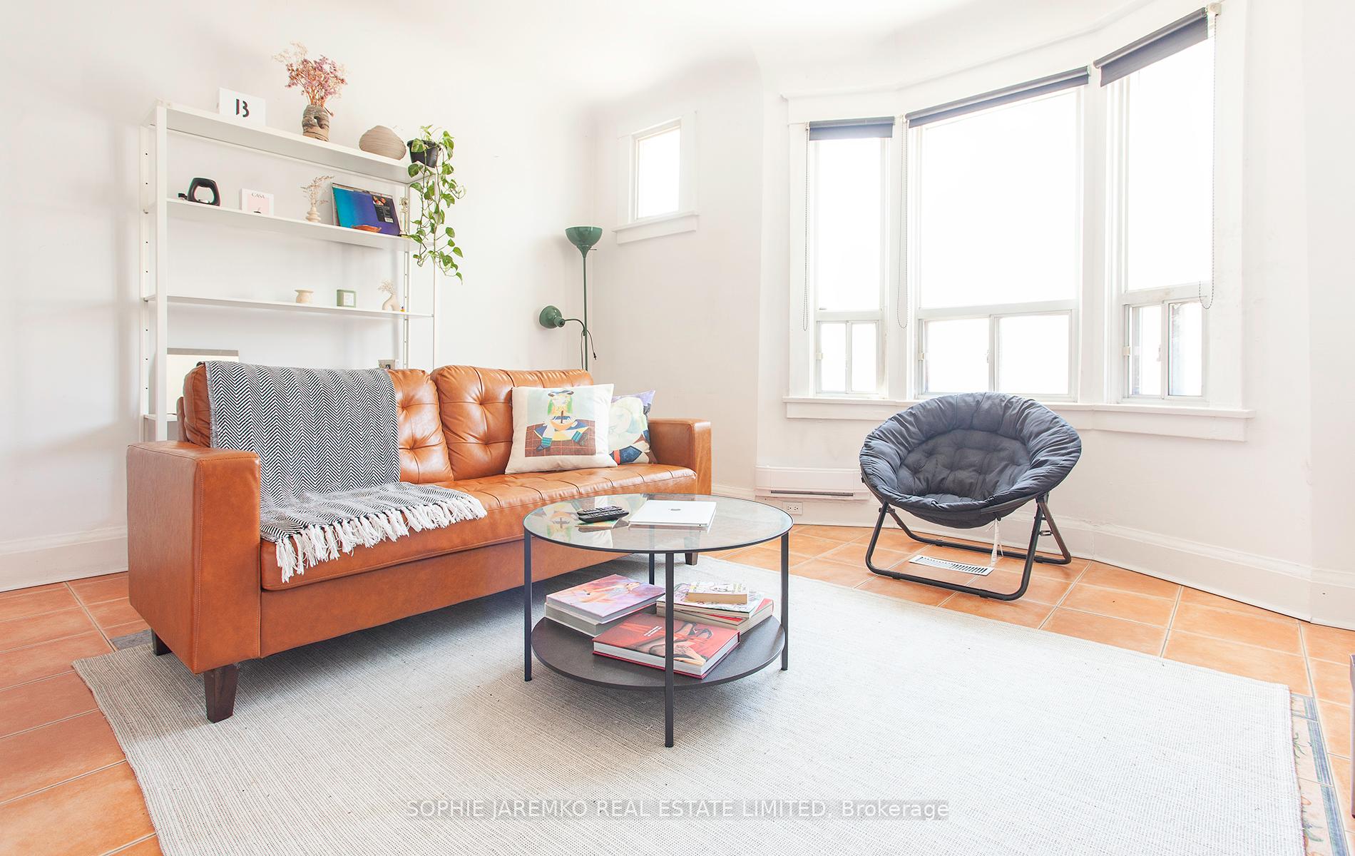 2102A Dundas Street W, Toronto W01, ON M6R 1W9