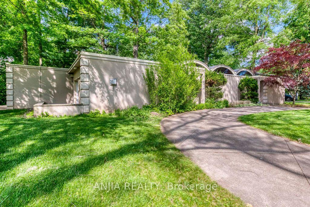 2419 Lionheart Crescent, Mississauga, ON L5K 1S4
