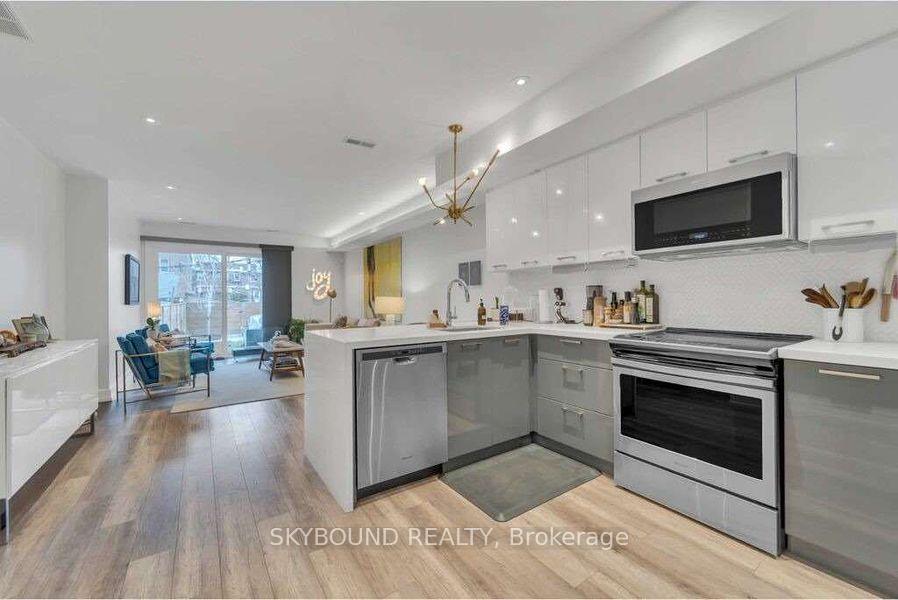 47 Edwin Avenue Main, Toronto W02, ON M6P 3Z5