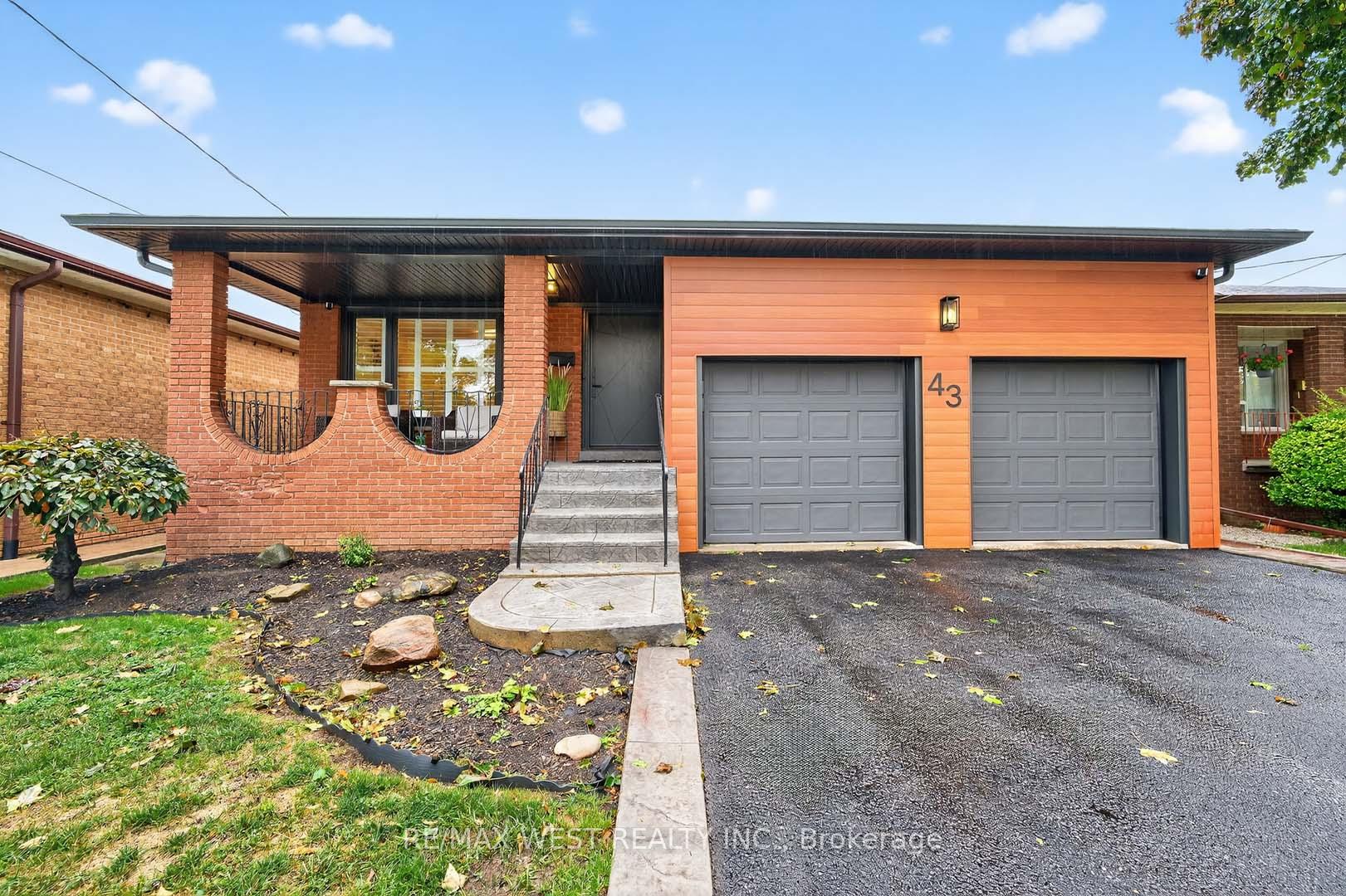 43 St Georges Boulevard, Toronto W09, ON M9R 1X3