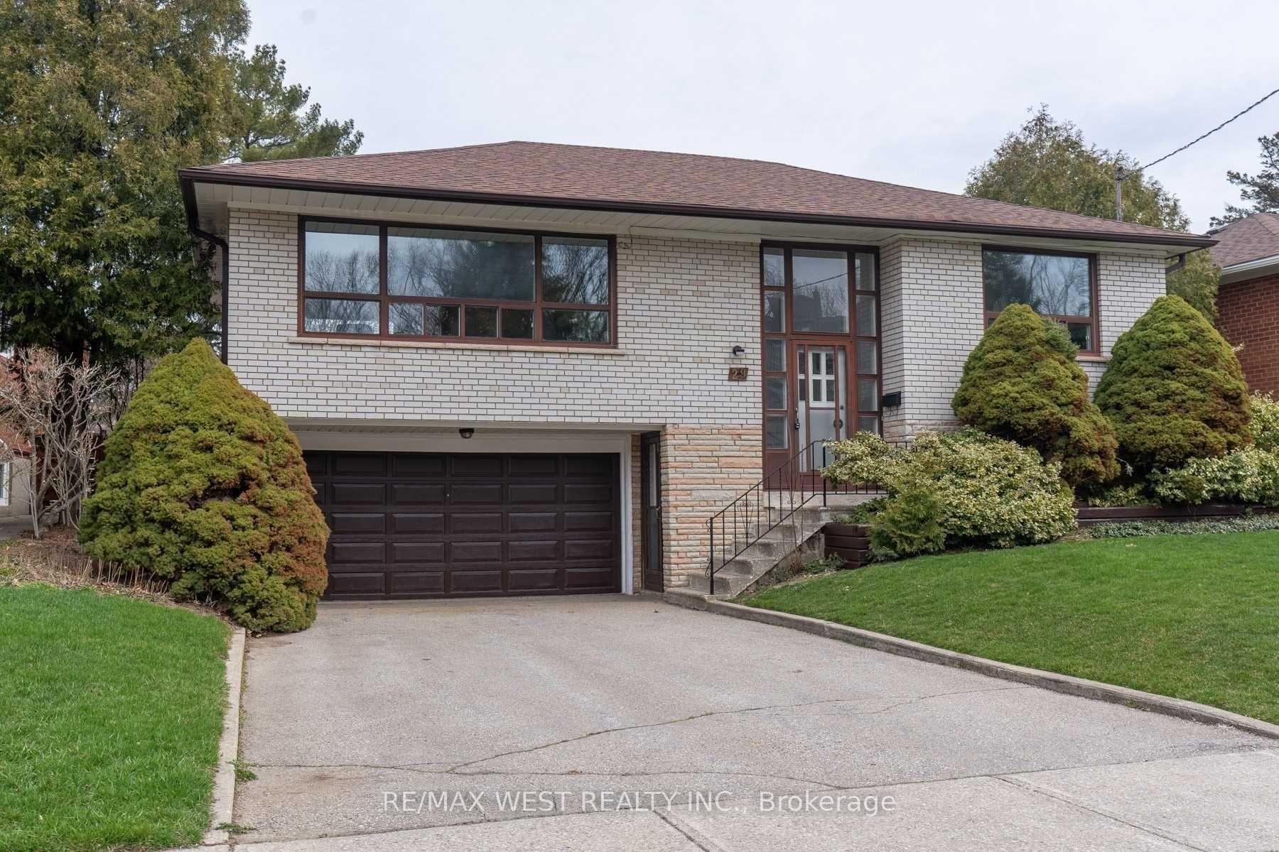 29 Fulwell Crescent, Toronto W05, ON M3J 1Y4