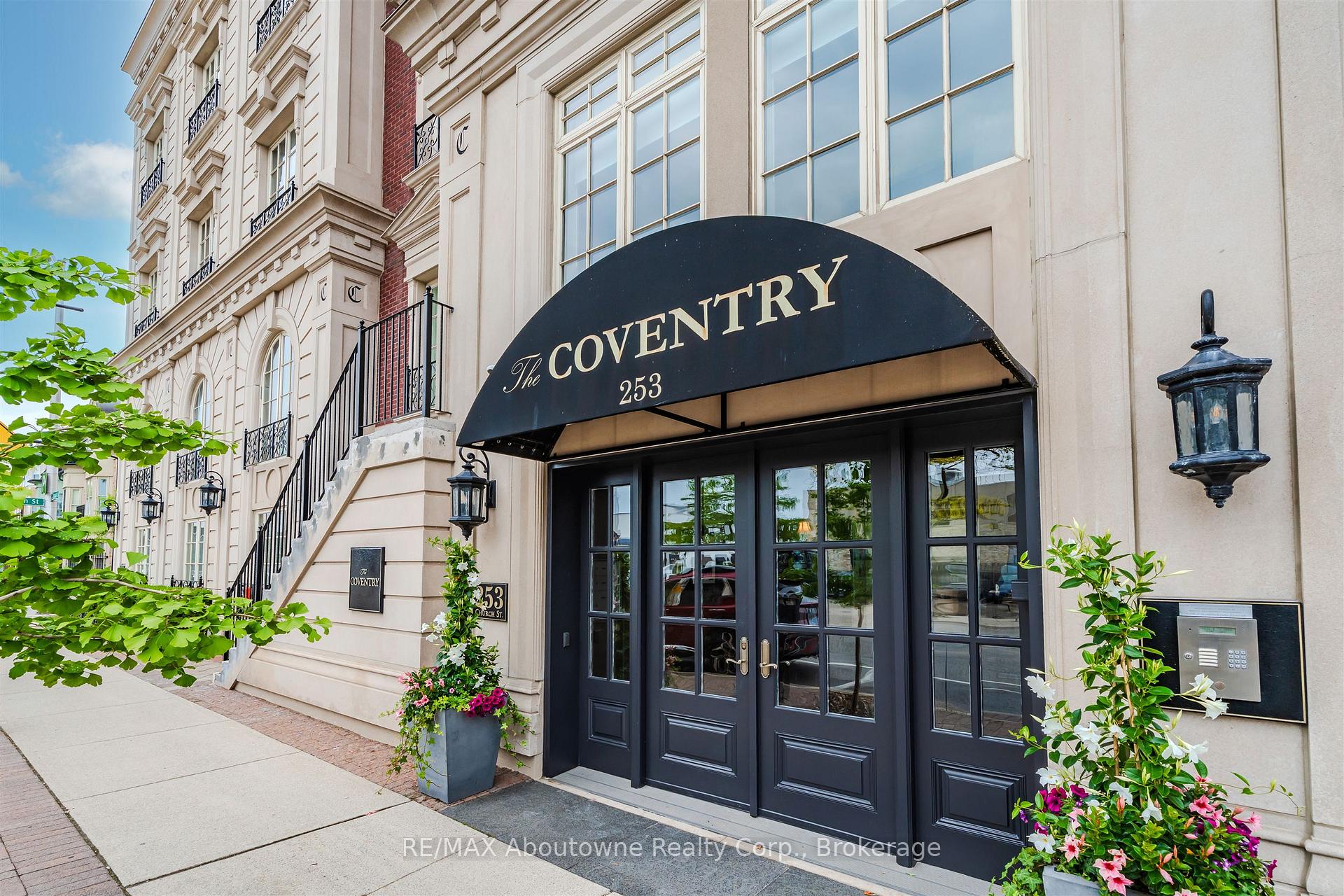 253 Church Street 402, Oakville, ON L6J 1N7