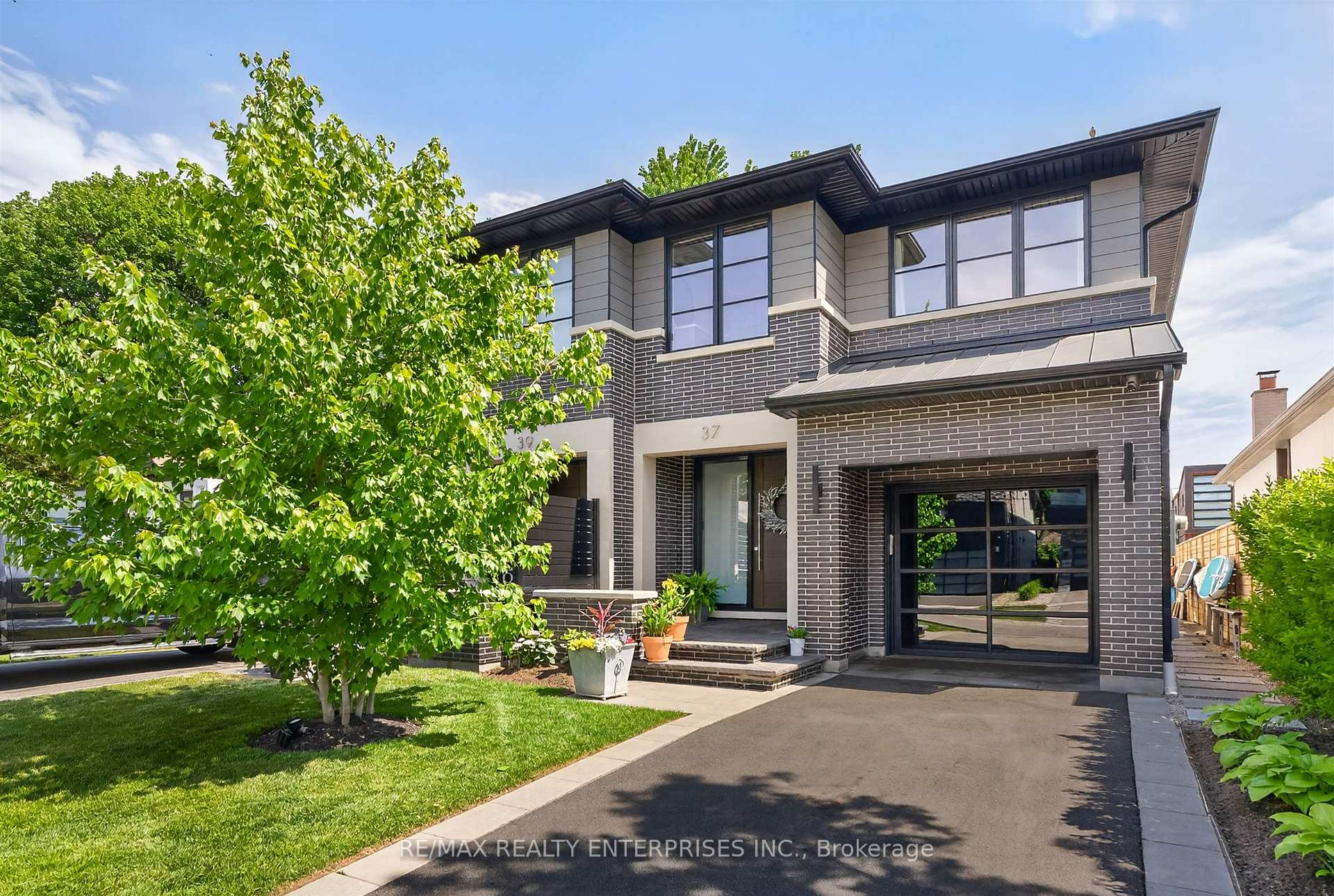 37 Oakwood Avenue N, Mississauga, ON L5G 3L9
