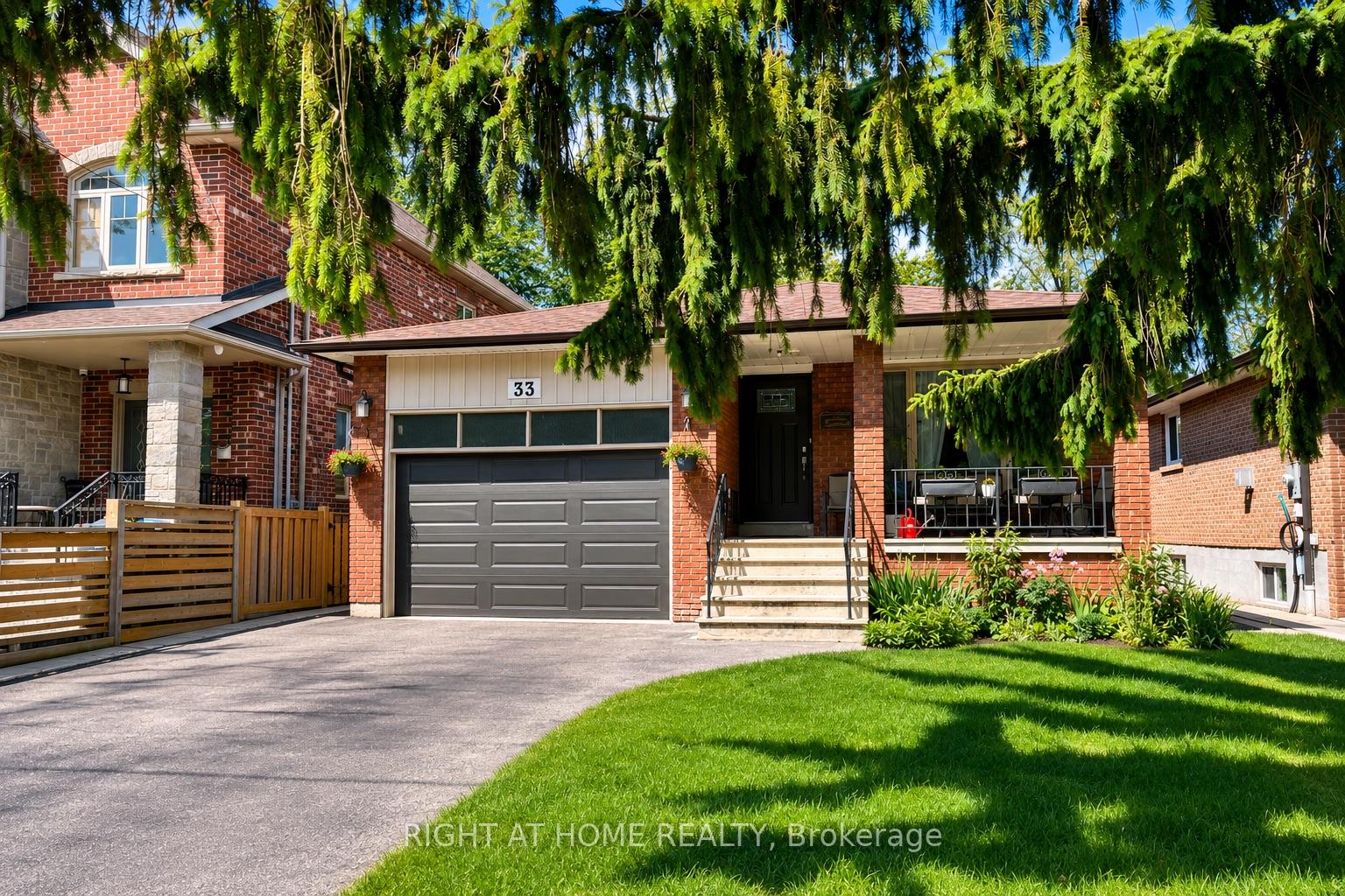 33 Benson Avenue, Mississauga, ON L5H 2P3