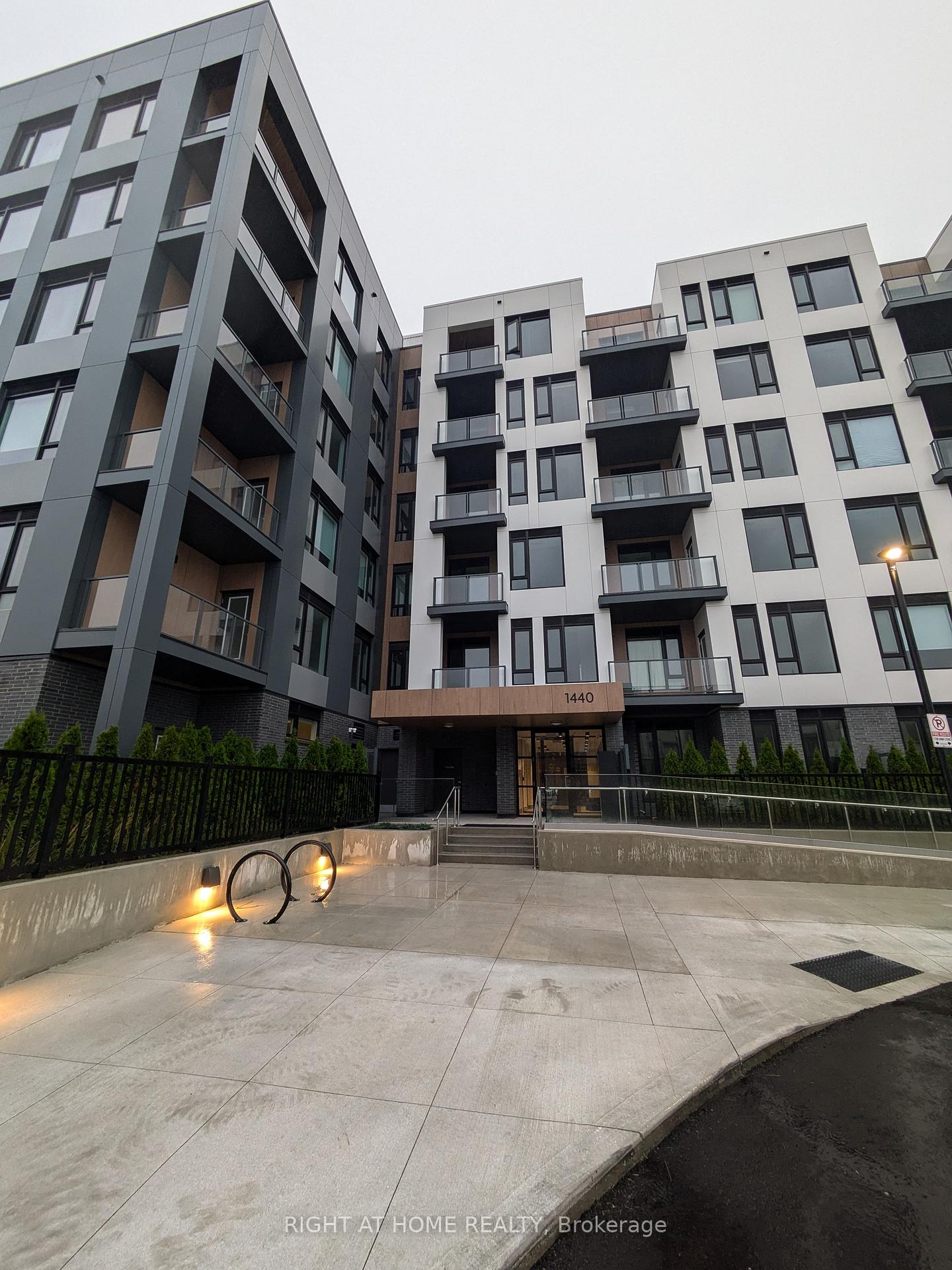 1440 Clarriage Court 102, Milton, ON L9E 1B3