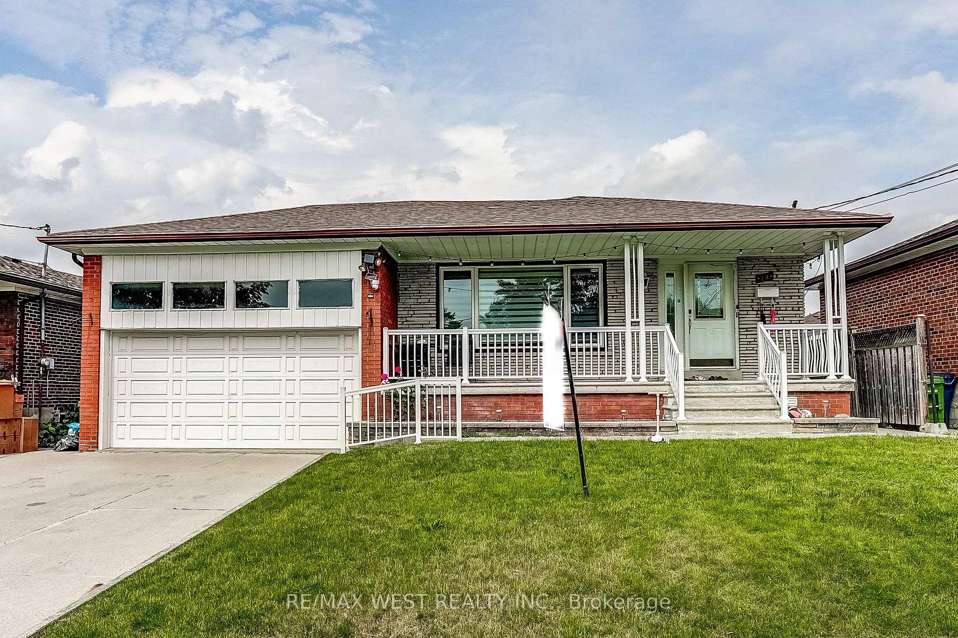 19 Archway Crescent, Toronto W05, ON M9M 1V5