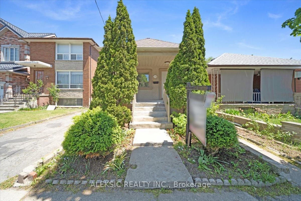 179 Thirtieth Street, Toronto W06, ON M8W 3C6