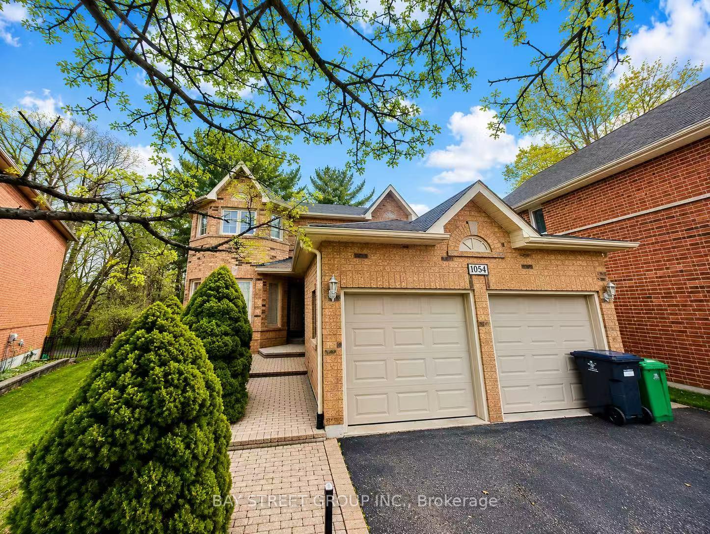 1054 Chateau Court, Mississauga, ON L5H 4J8