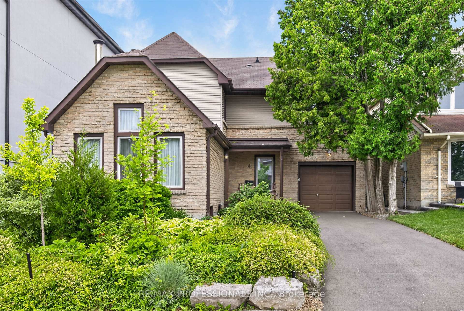 4 Bigham Crescent, Toronto W08, ON M9C 5C6