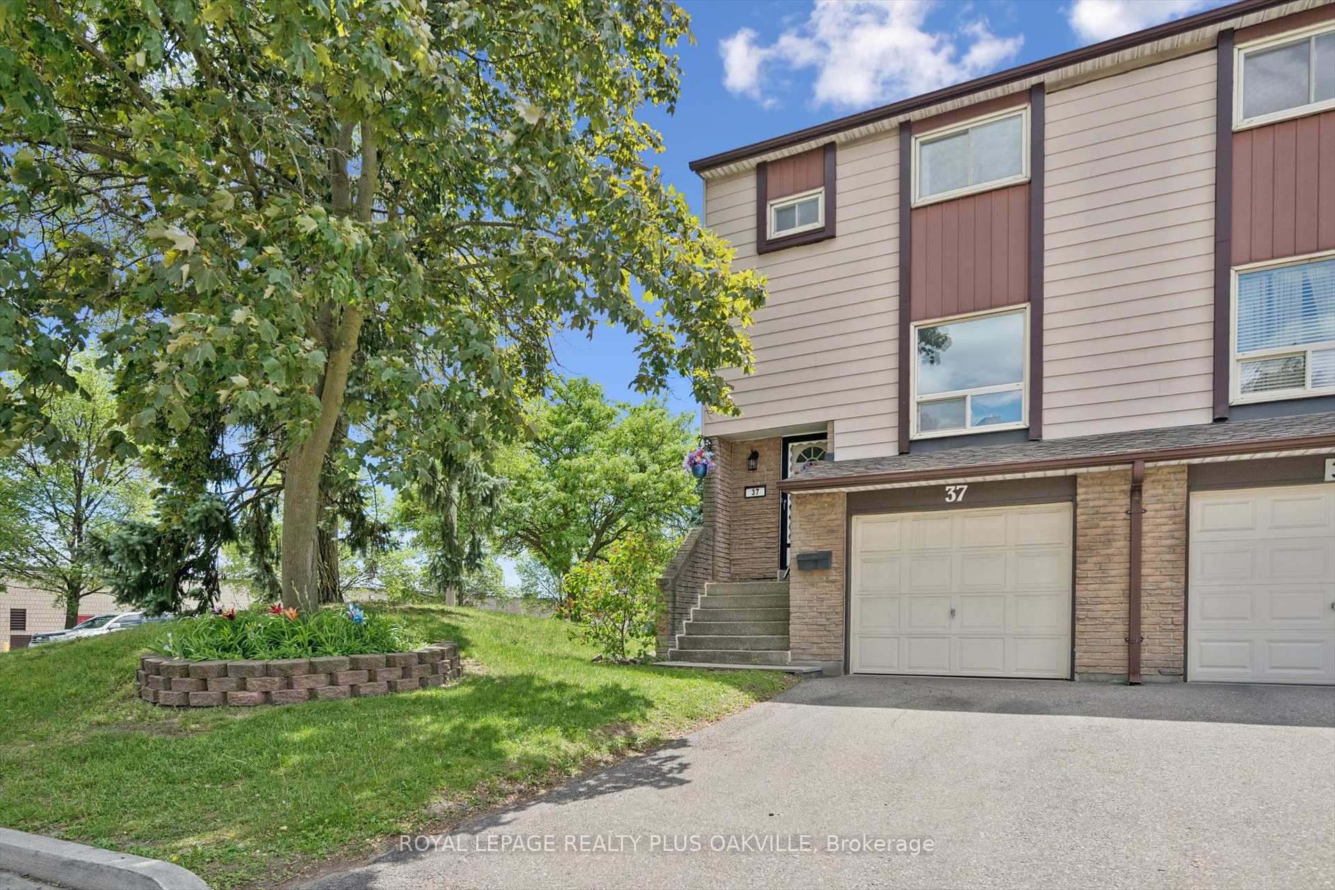 1221 Dundix Road 37, Mississauga, ON L4Y 3Y9