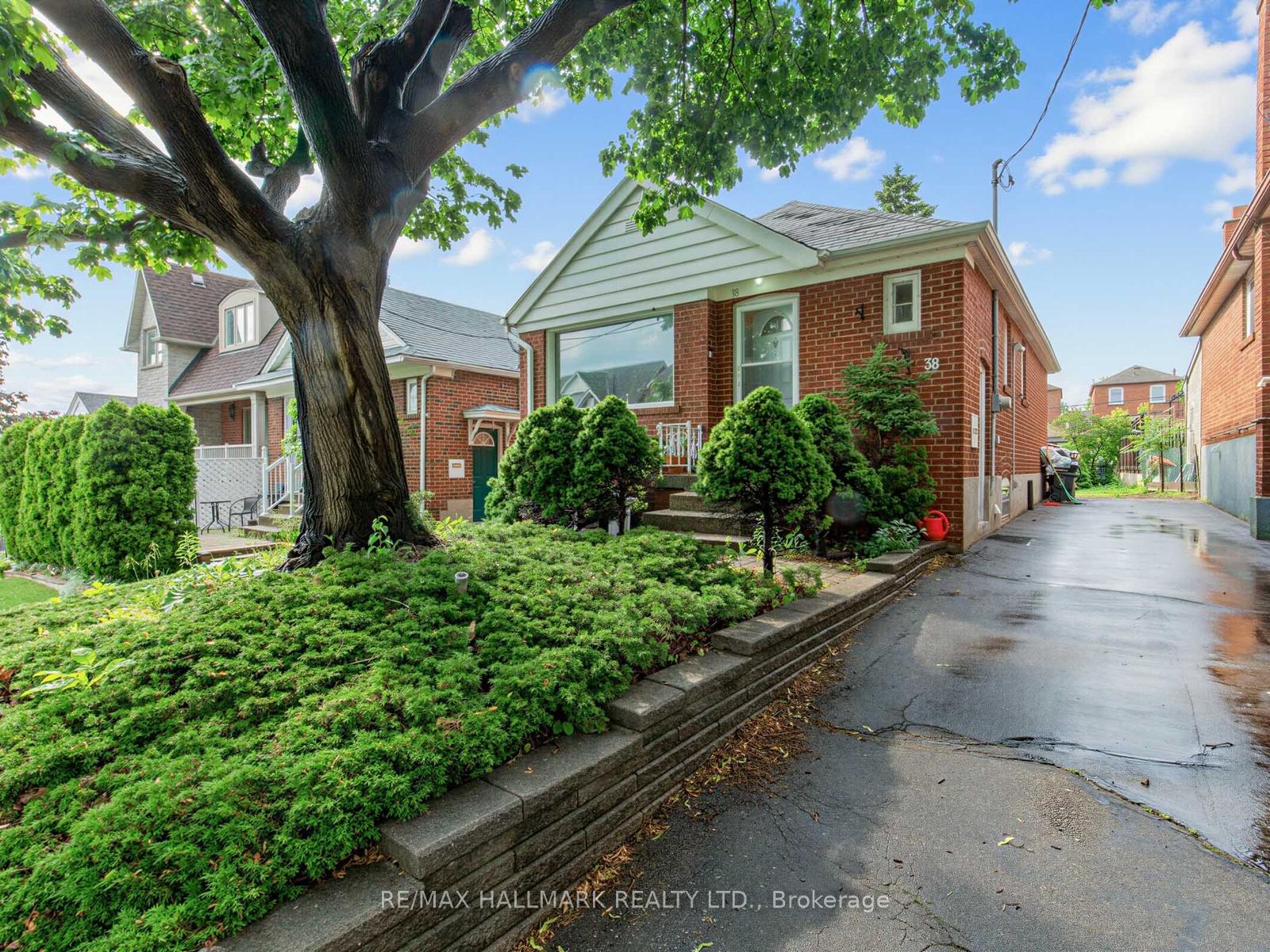 38 Ypres Road, Toronto W03, ON M6M 1N9