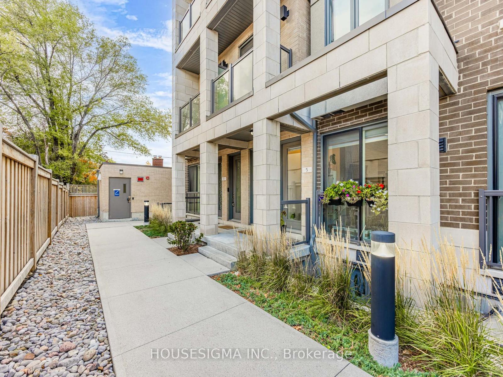 713 Lawrence Avenue W 5, Toronto W04, ON M6A 1B4