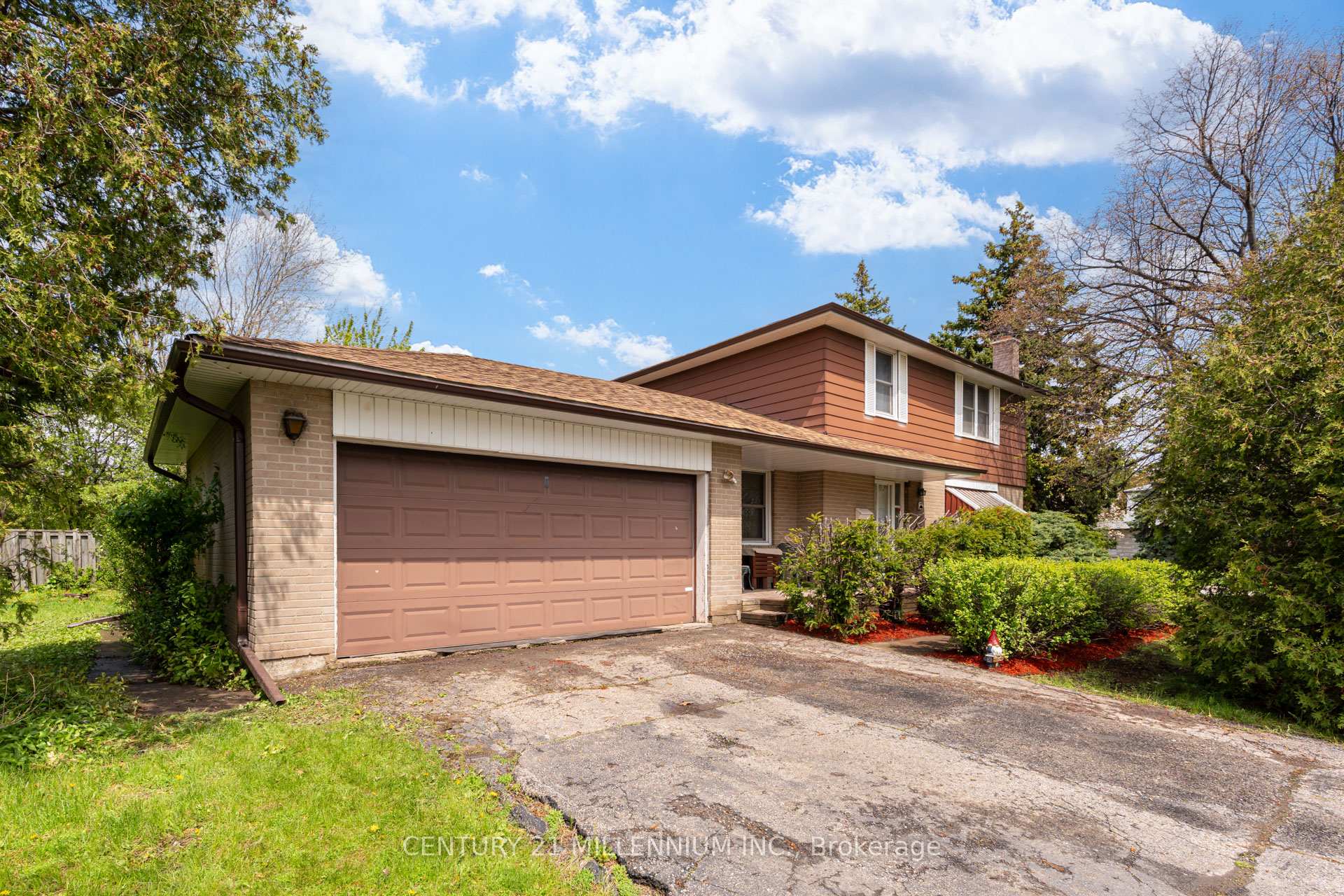 2 Durham Crescent, Brampton, ON L6T 2X6