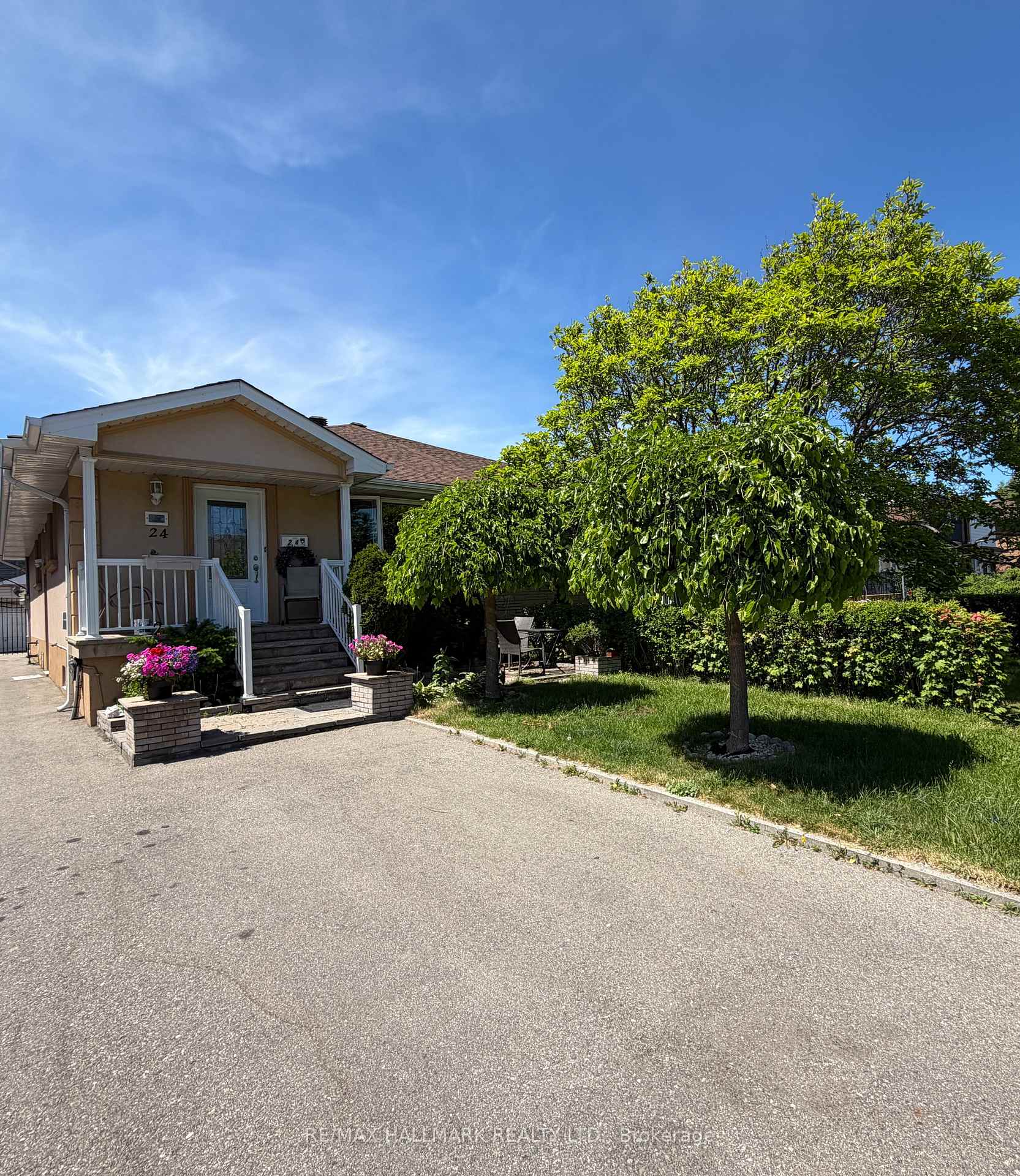 24 Clarion Road Main, Toronto W09, ON M9R 3Y5