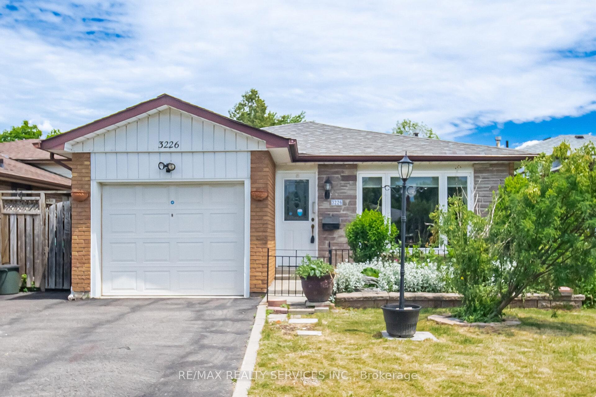 3226 Monica Drive, Mississauga, ON L4T 3E7