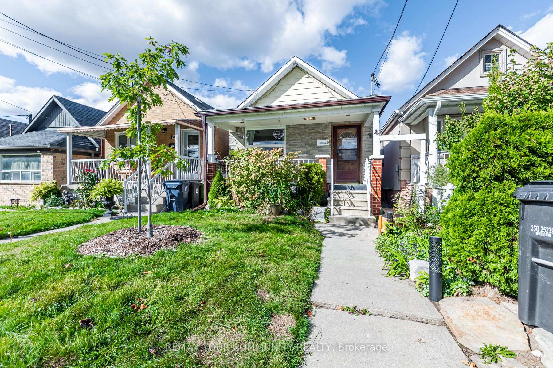 48 CAYUGA Avenue, Toronto W03, ON M6N 2G1