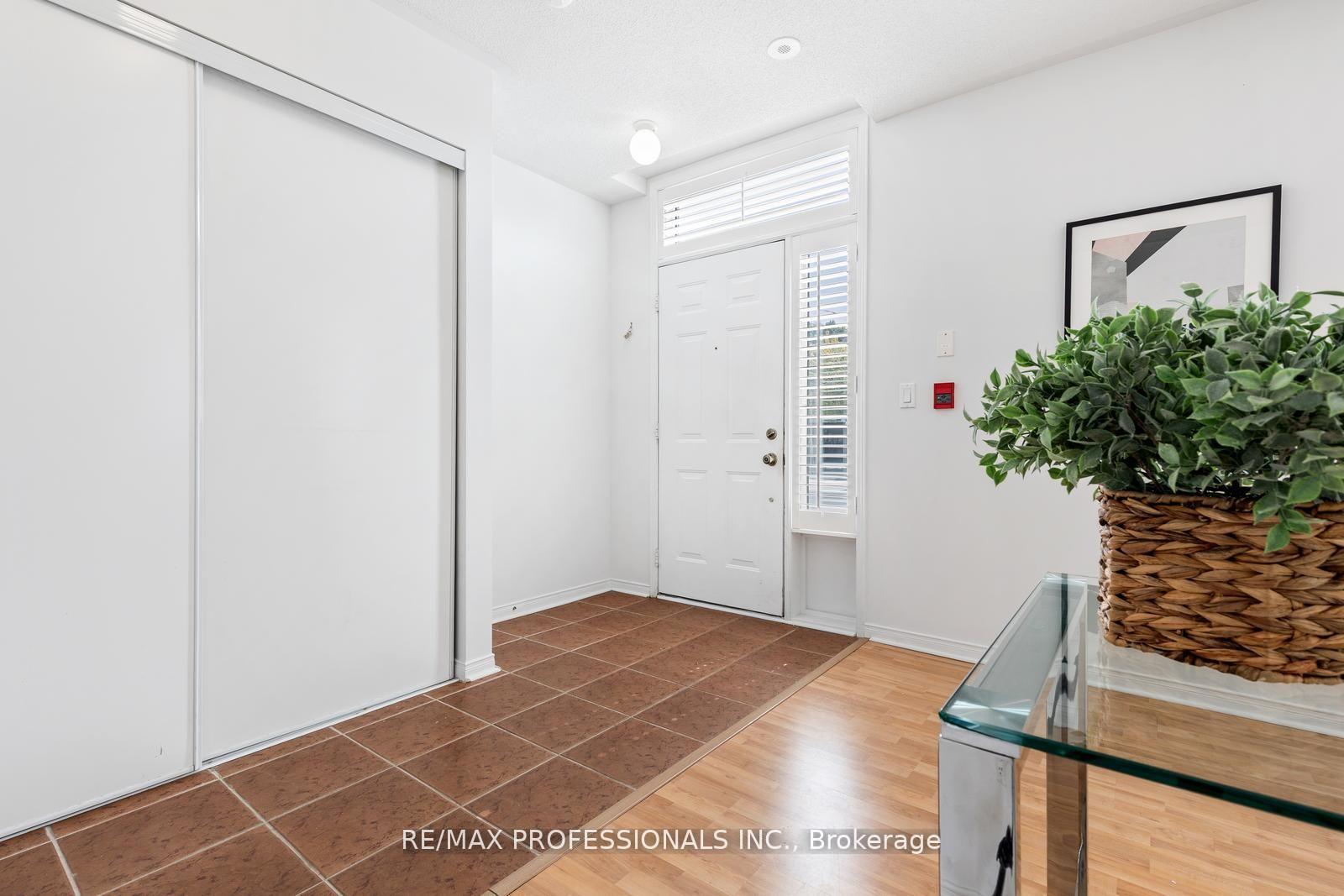 3400 Lake Shore Boulevard W 104, Toronto W06, ON M8W 4Z9