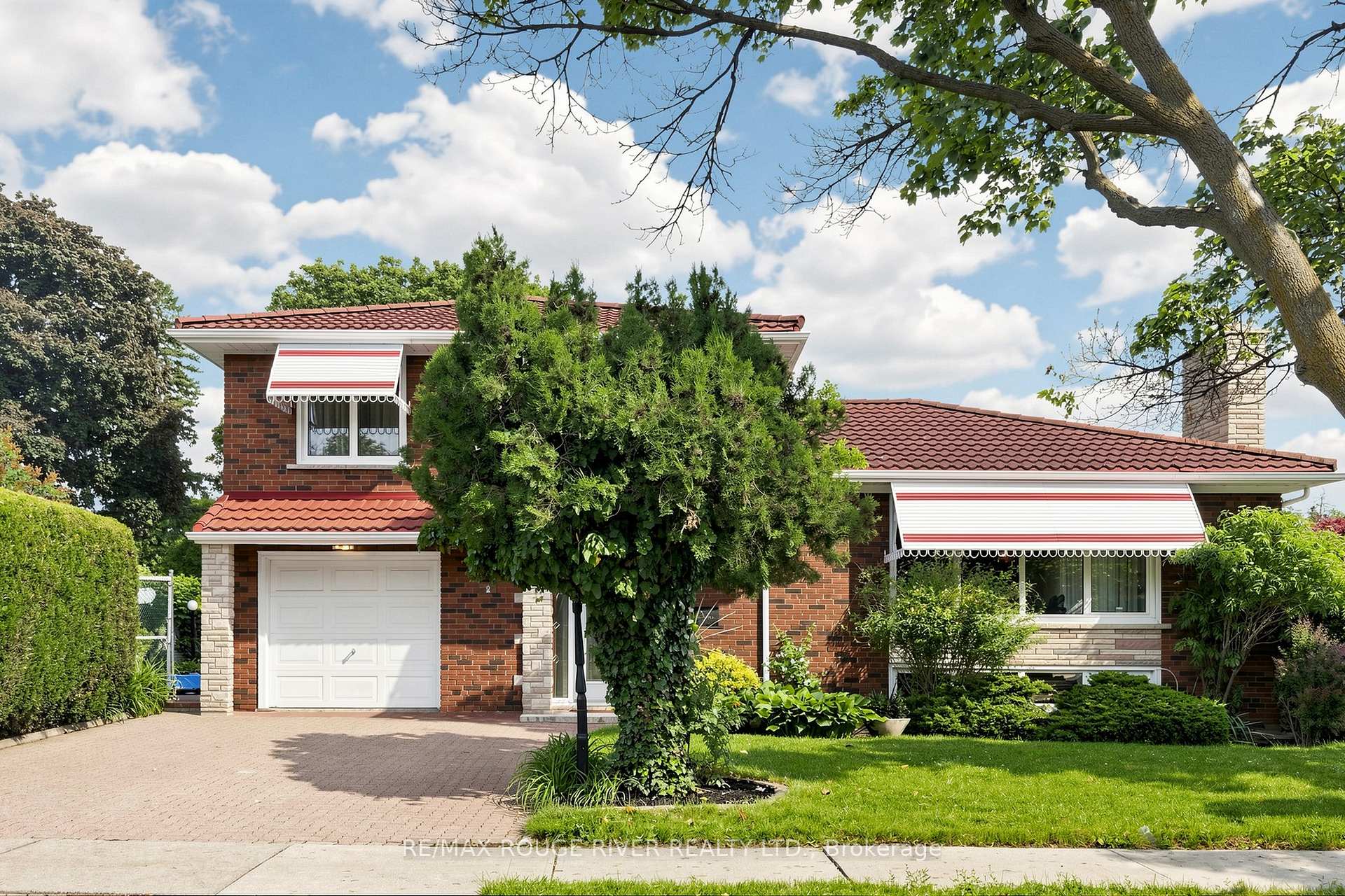 2 Faversham Crescent, Toronto W08, ON M9C 3X4