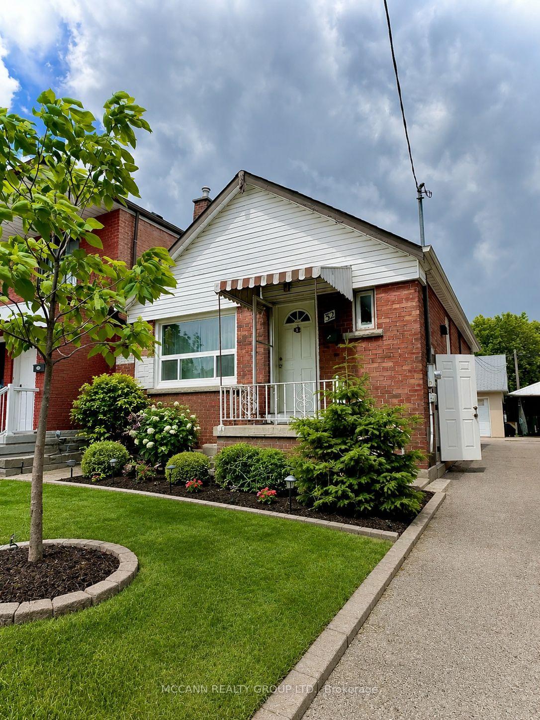 32 Belgravia Avenue Main, Toronto W04, ON M6E 2M5