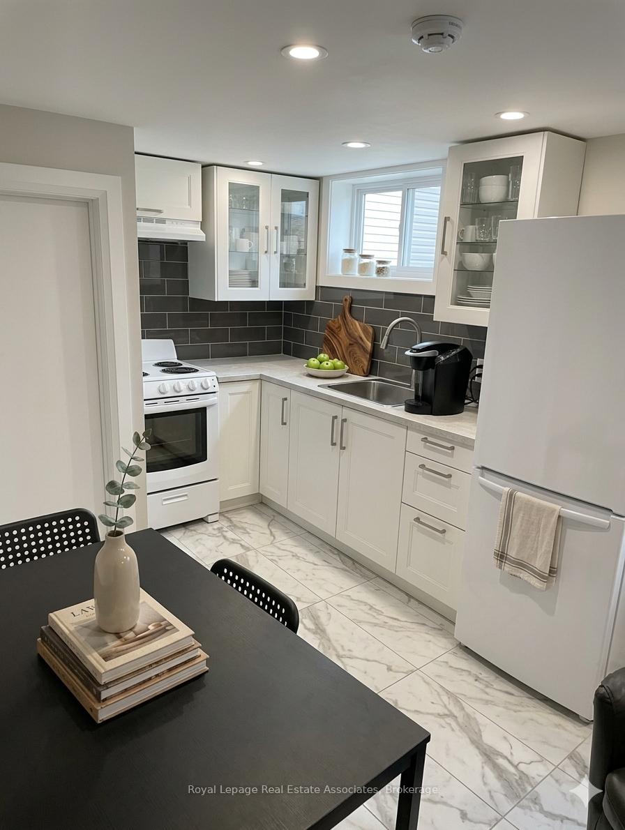 237 Lakeshore Road E 7 (Bsmt), Mississauga, ON L5G 1G8