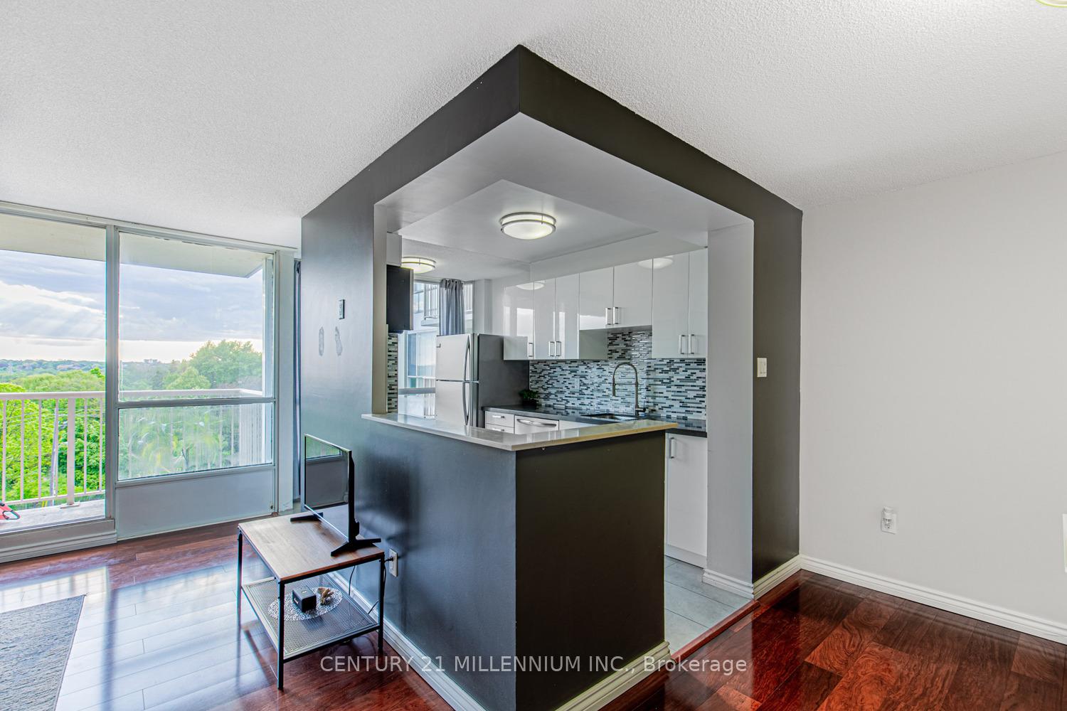 3077 Weston Road 807, Toronto W05, ON M9M 3A1