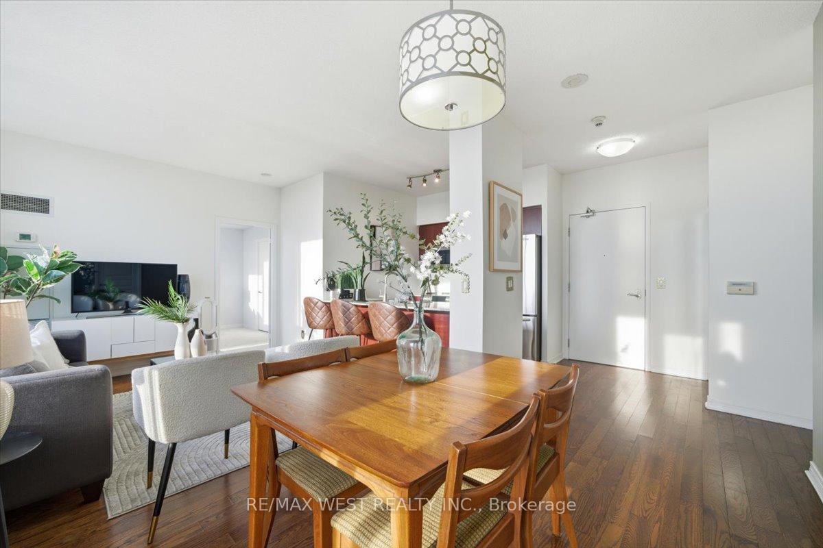 2240 Lake Shore Boulevard W 3302, Toronto W06, ON M8V 0B1