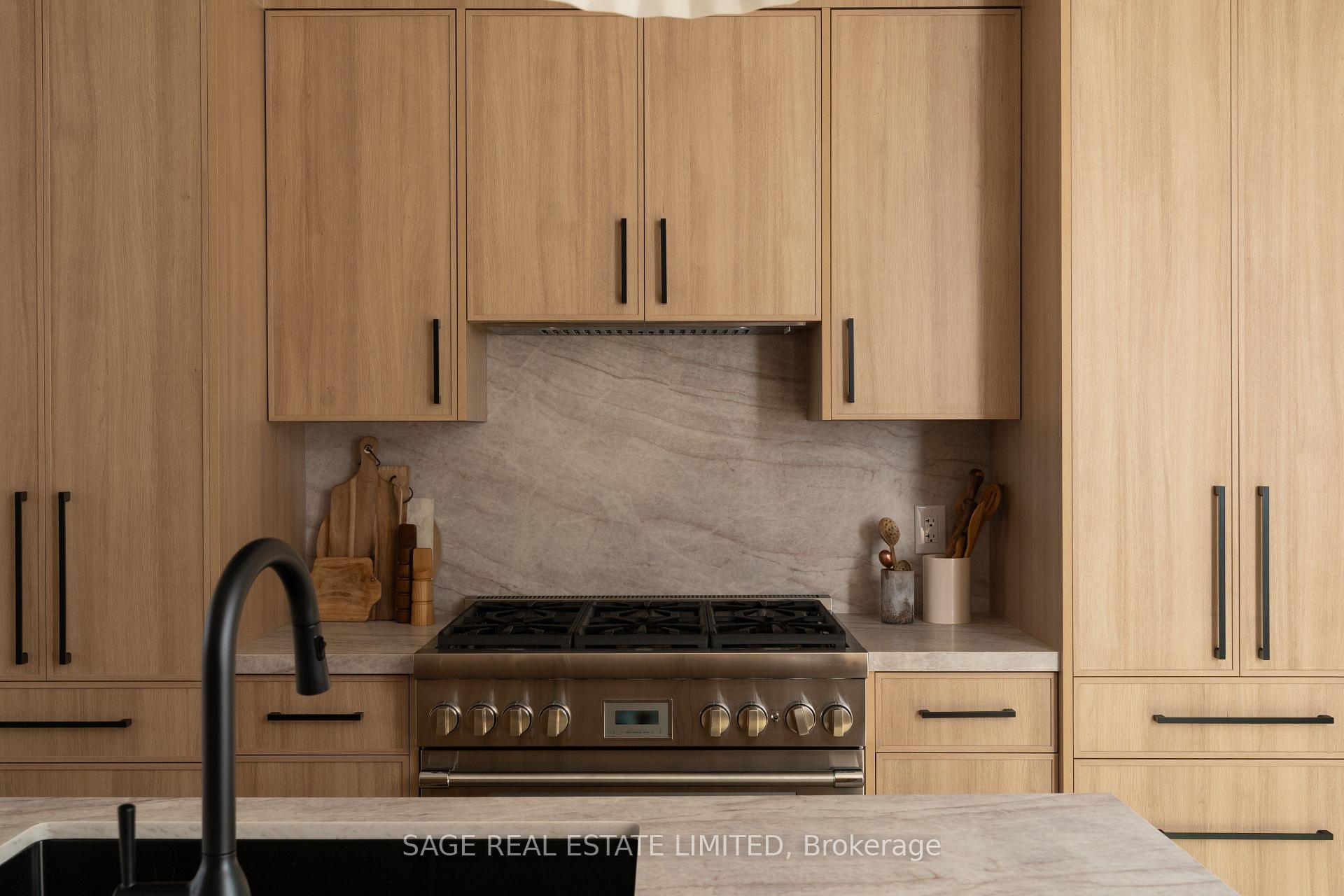 21 Galley Avenue, Toronto W01, ON M6R 1G9