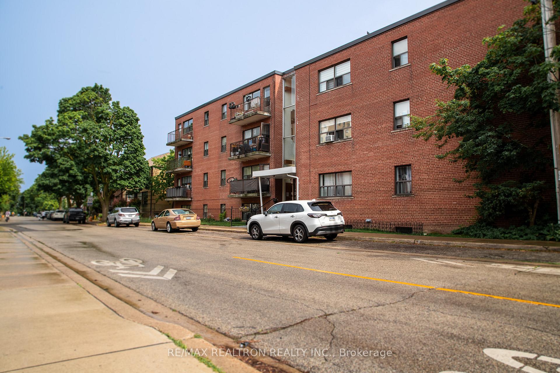 2519 Lake Shore Boulevard W 303, Toronto W06, ON M8V 1E3