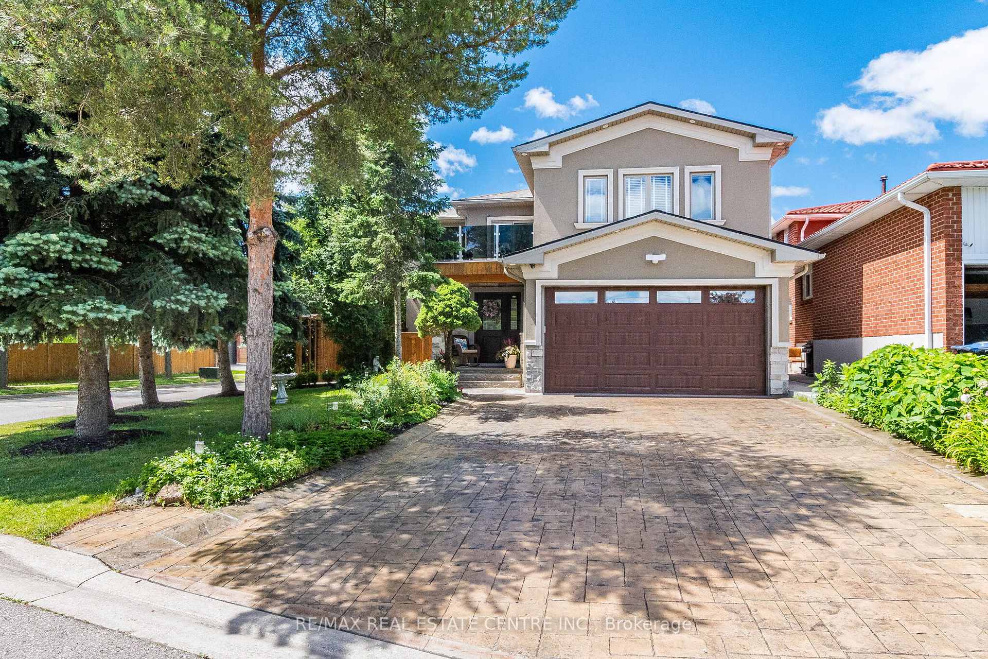 680 Bookham Crescent NW, Mississauga, ON L4Z 1T9