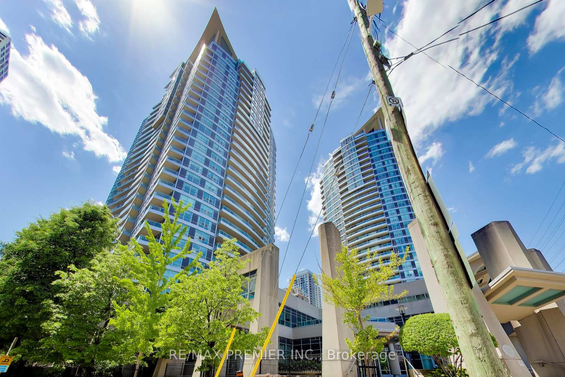 33 Elm Drive W 612, Mississauga, ON L5B 4M1