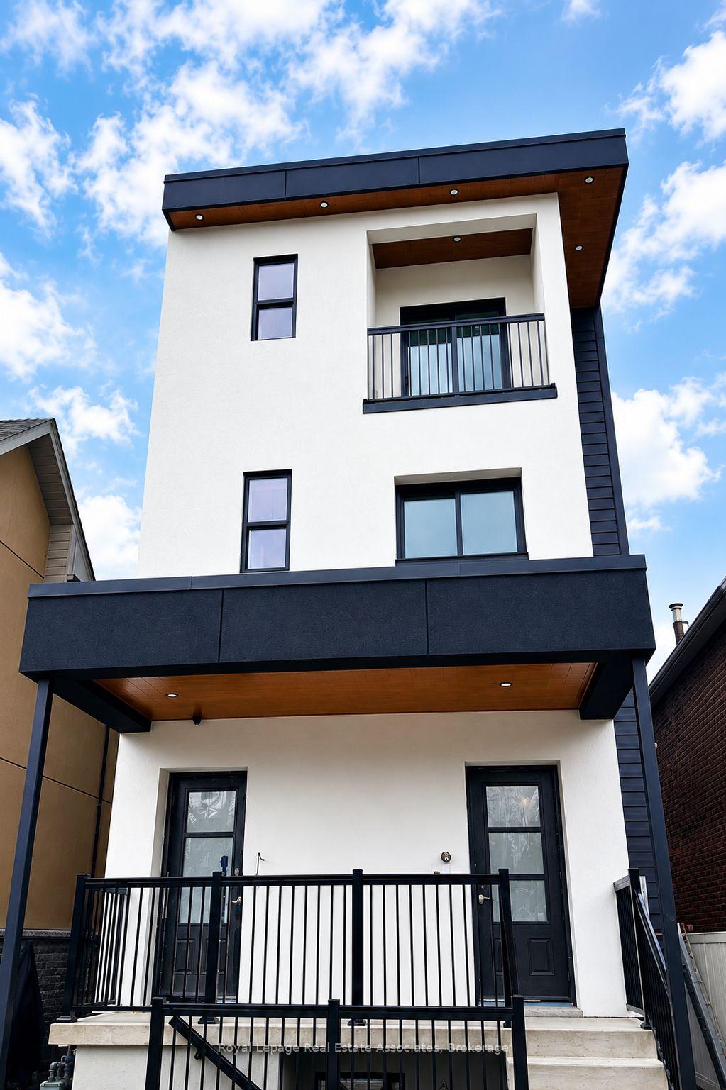 17 White Avenue 4, Toronto W03, ON M6N 1S7