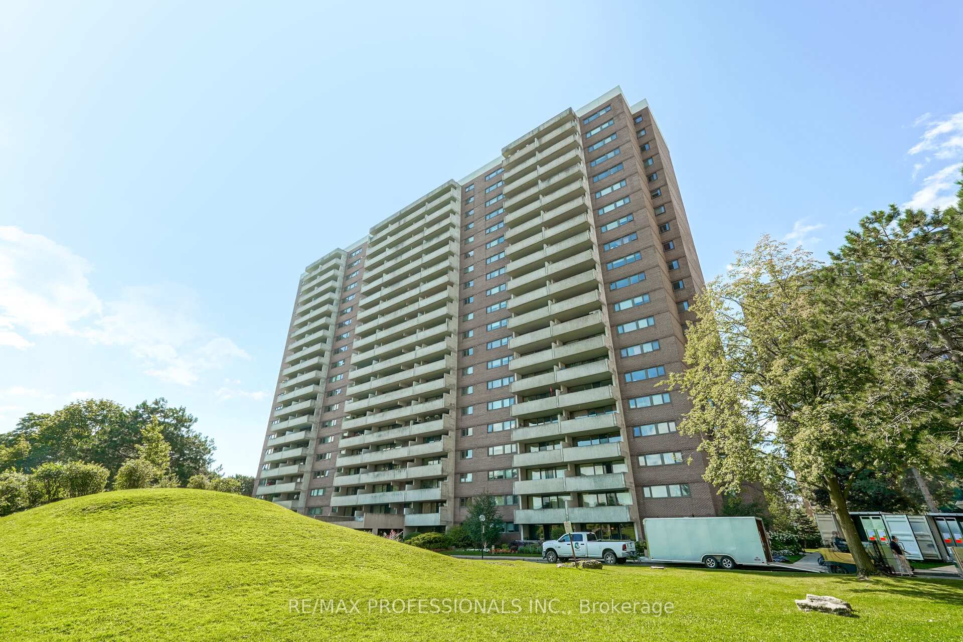 250 Scarlett Road 1907, Toronto W03, ON M6N 4X5