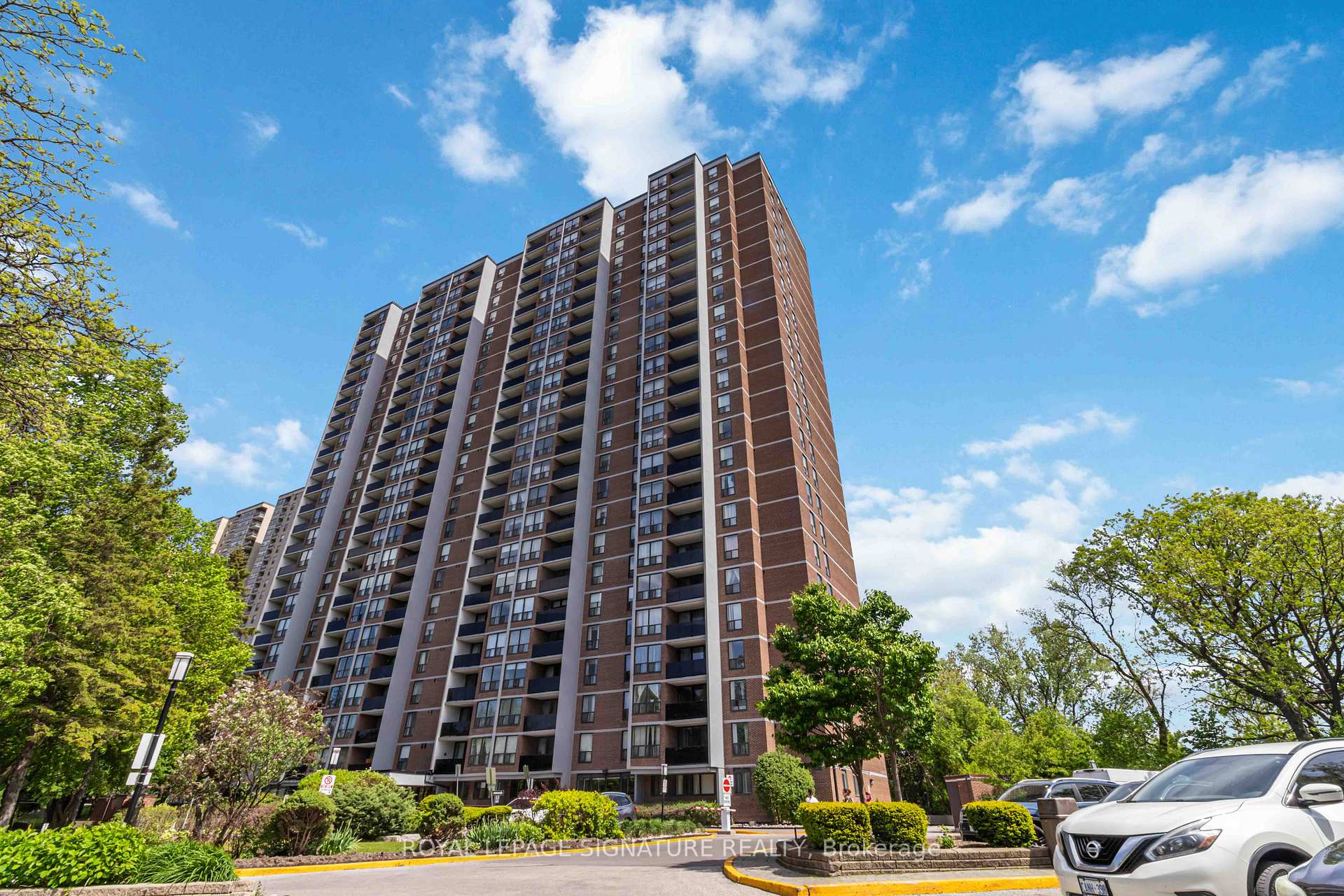 85 Emmett Avenue 1403, Toronto W04, ON M6M 5A2