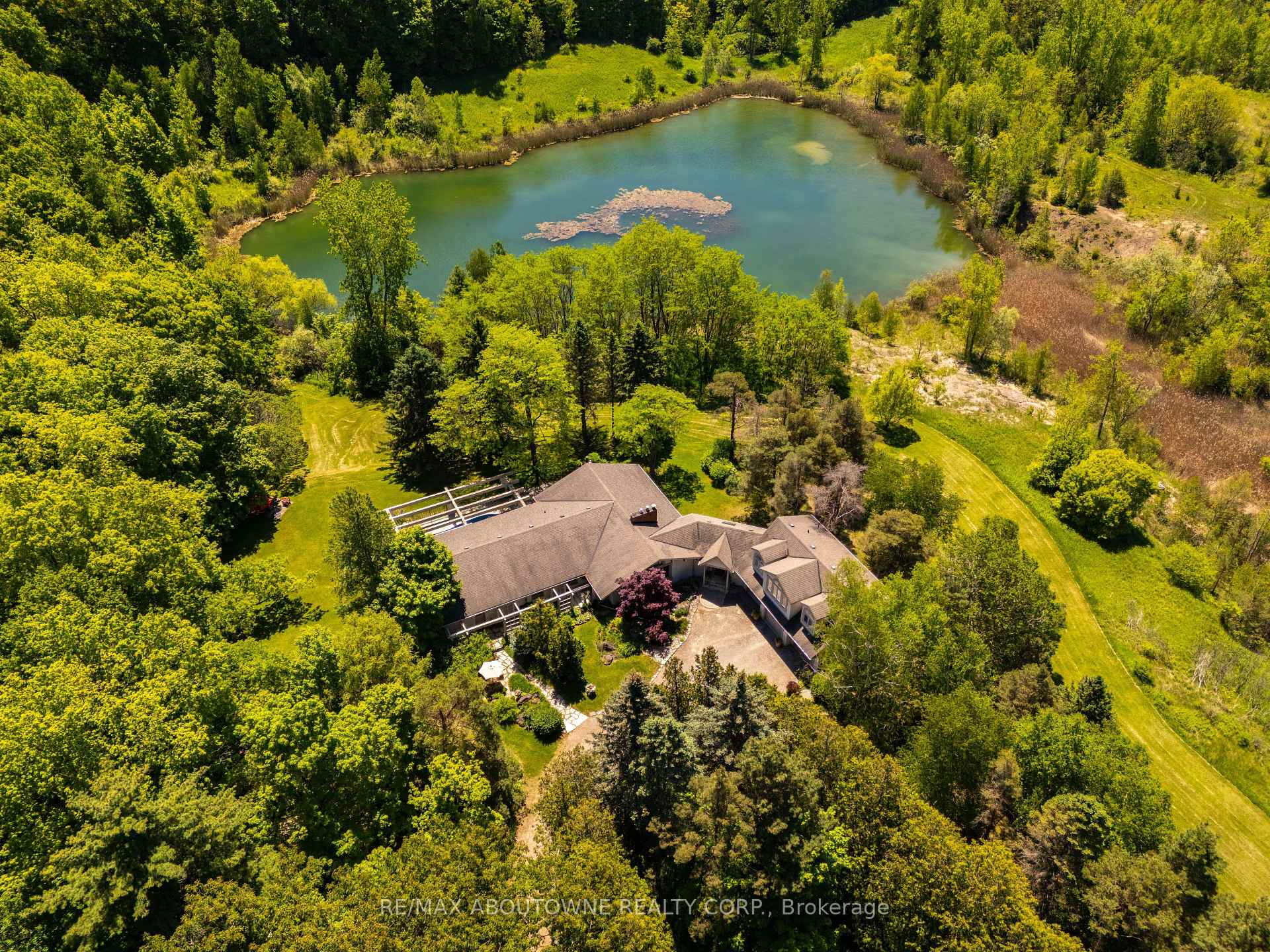 2360 8 Side Road, Burlington, ON L7P 0M7