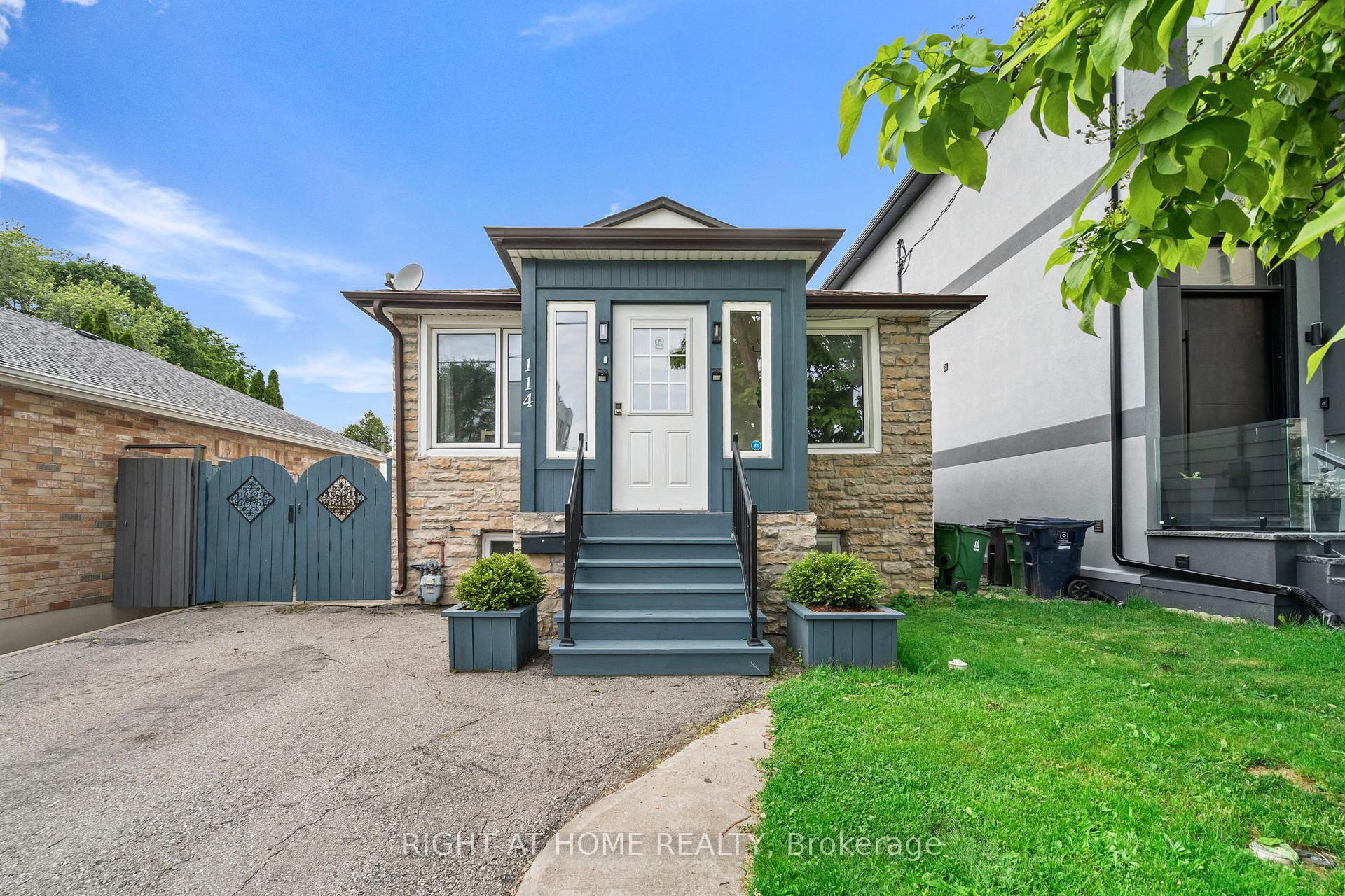 114 New Castle Street, Toronto W06, ON M8Z 1C8