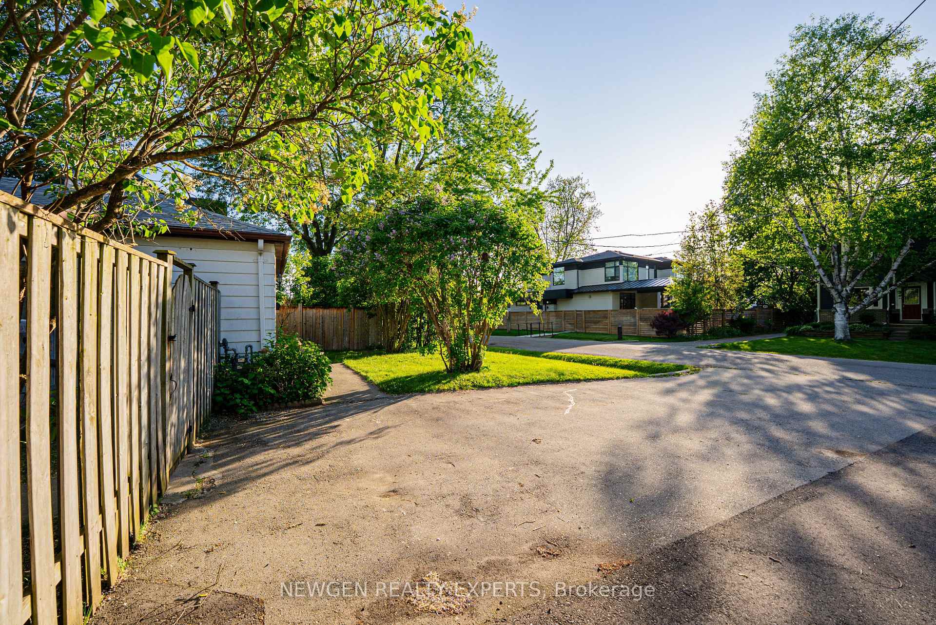 1070 Pelham Avenue, Mississauga, ON L5E 1L2