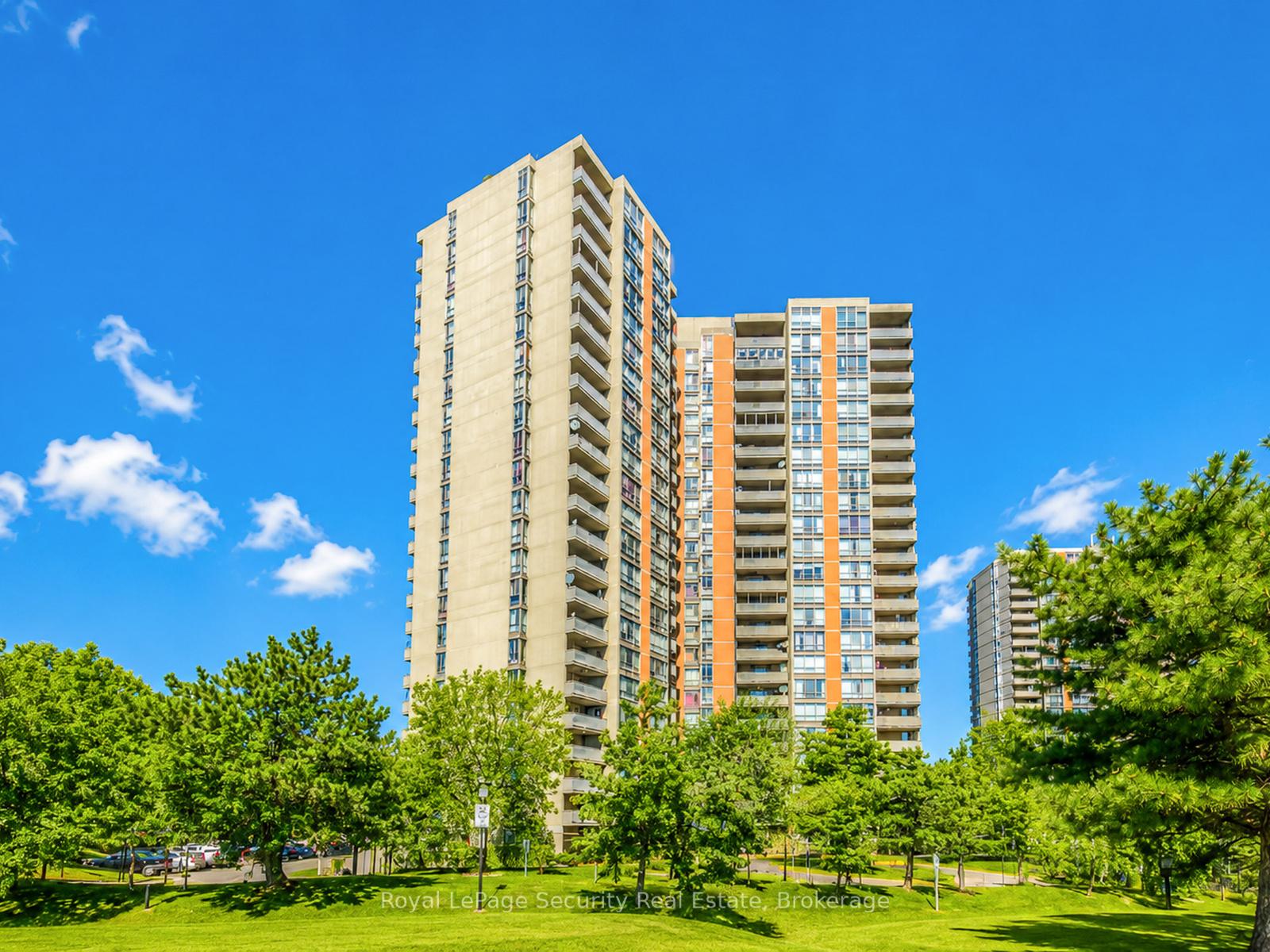 10 Martha Eaton Way 1702, Toronto W04, ON M6M 5B3
