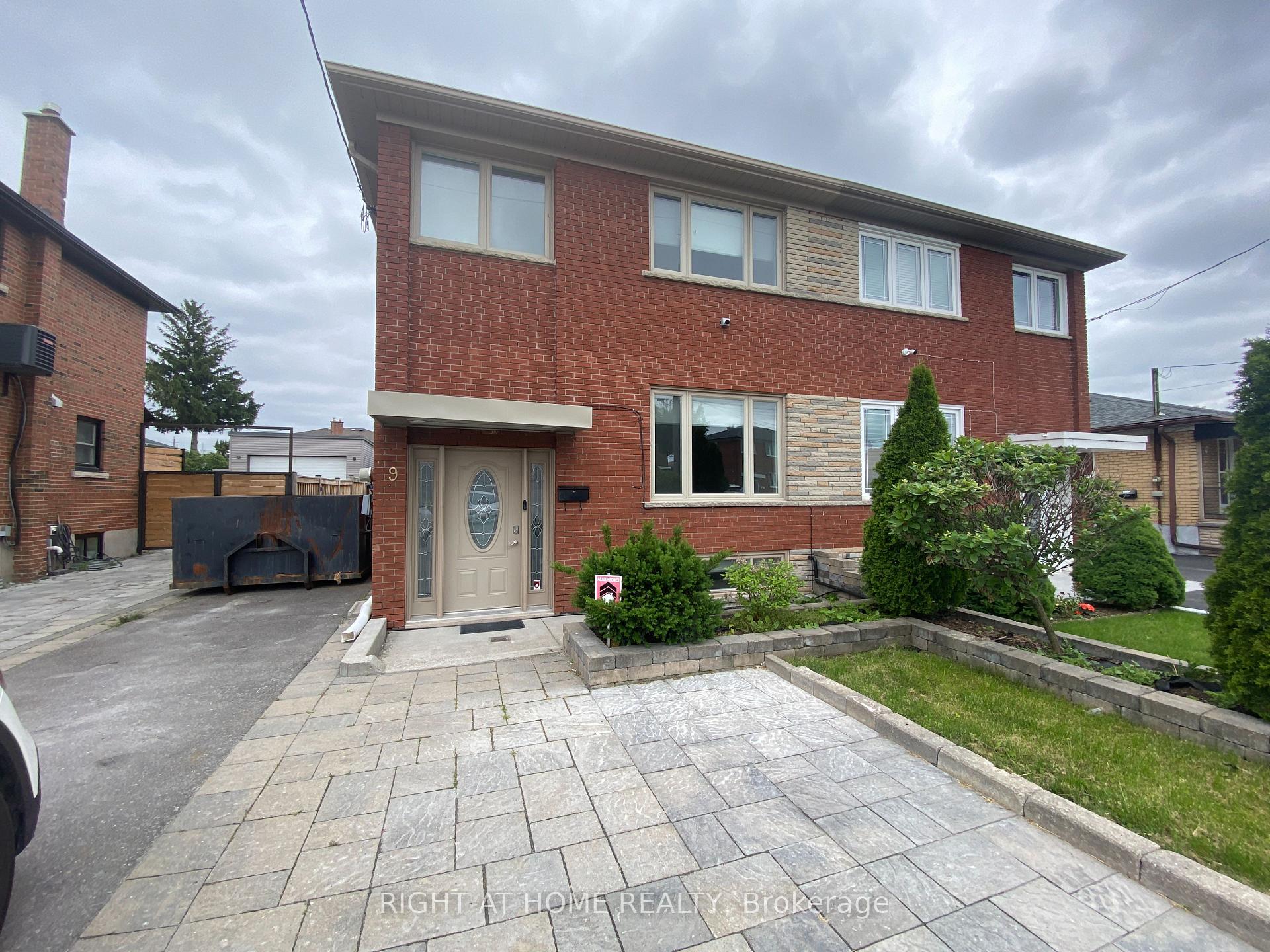 9 Snowood Court, Toronto W05, ON M3N 1E7