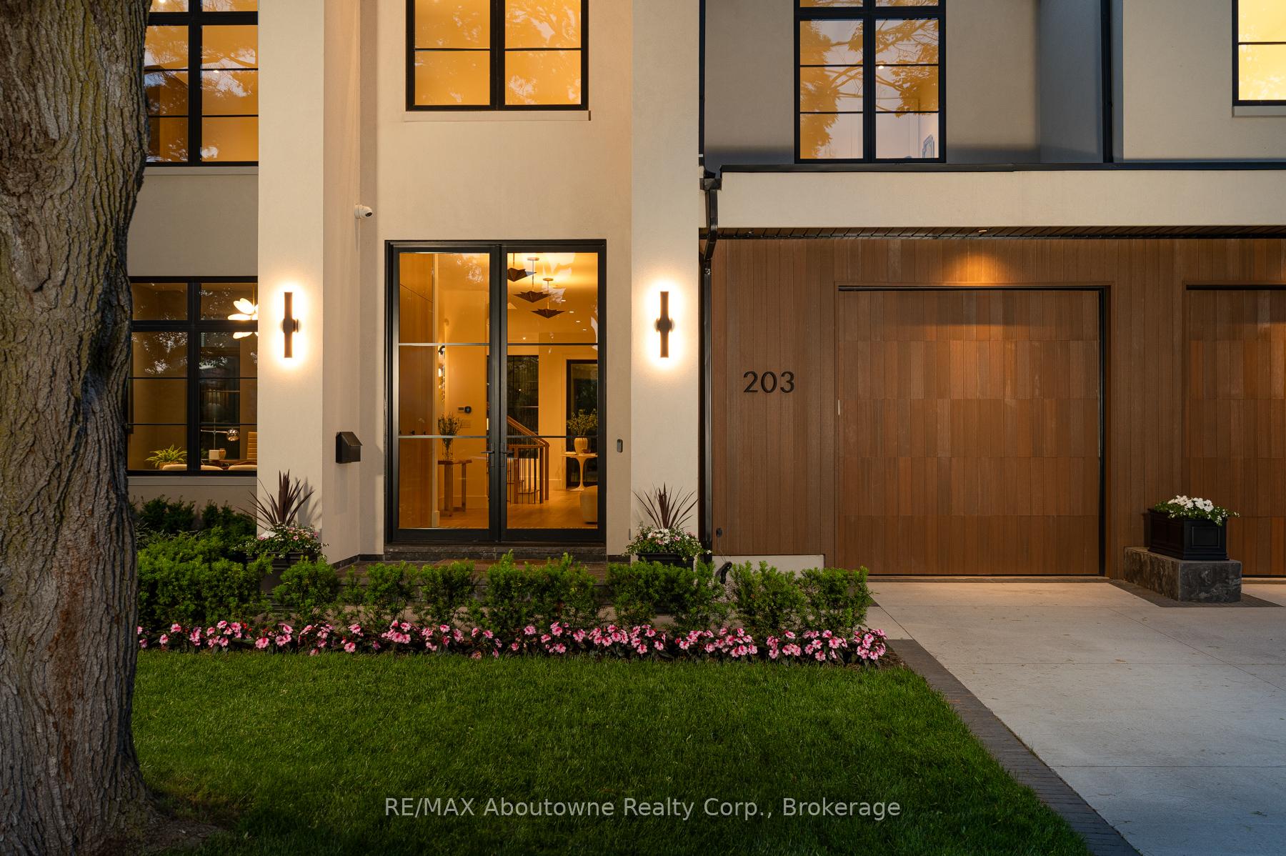 203 Weybourne Road, Oakville, ON L6K 2T7