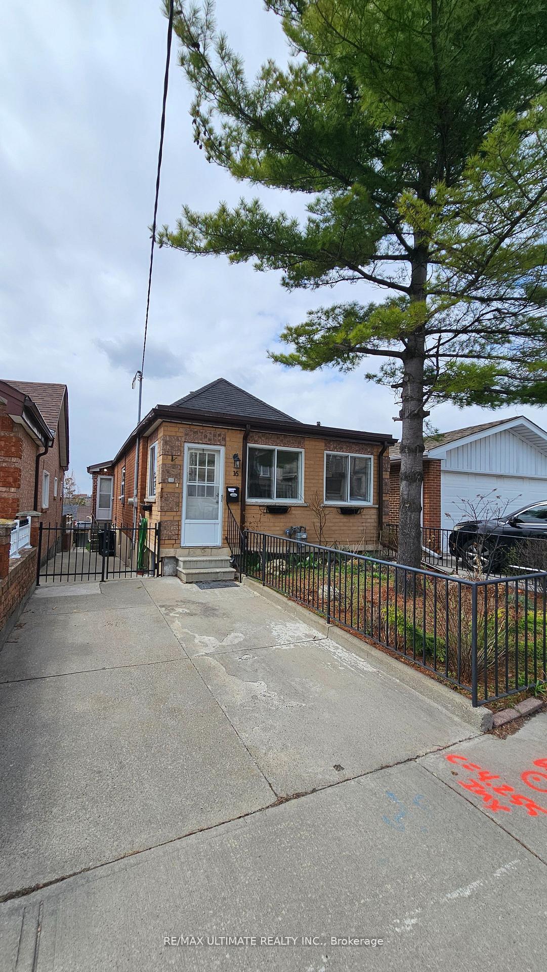 16 Failsworth Avenue Bsmt, Toronto W03, ON M6M 3J2