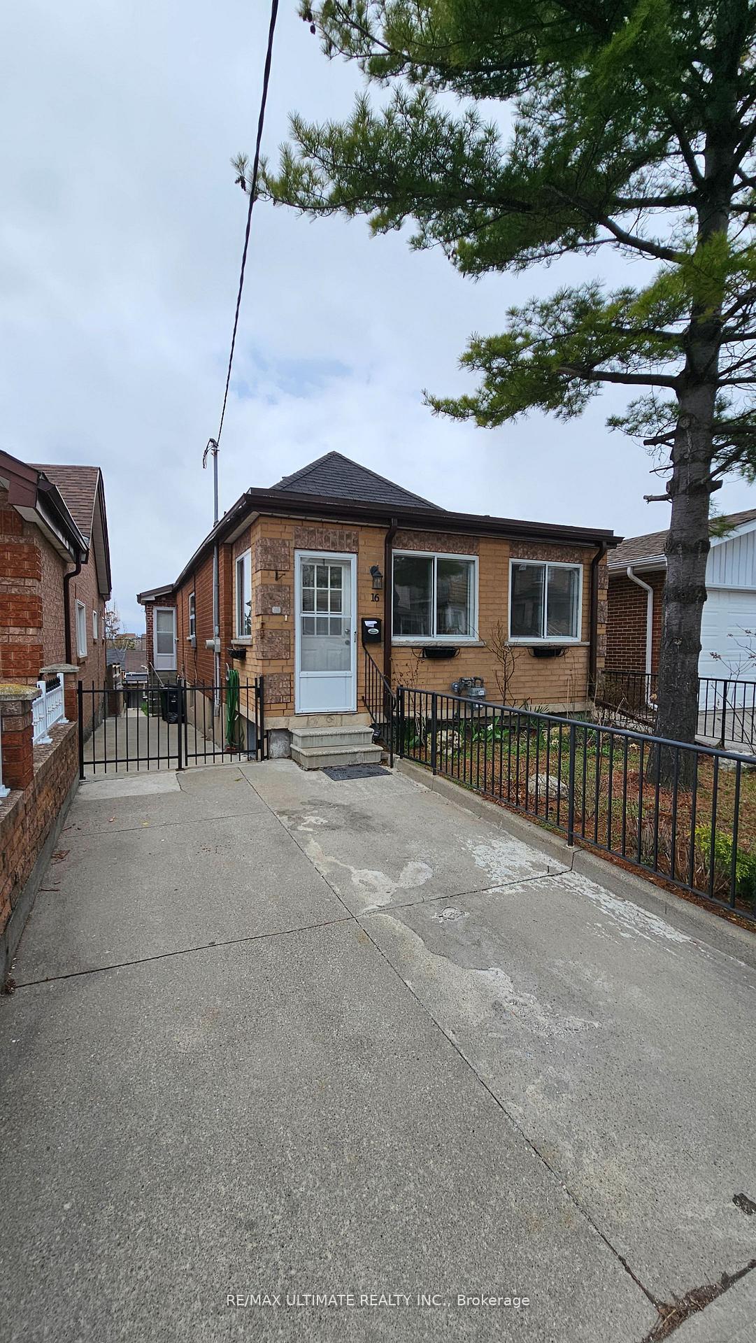 16 Failsworth Avenue Main, Toronto W03, ON M6M 3J2
