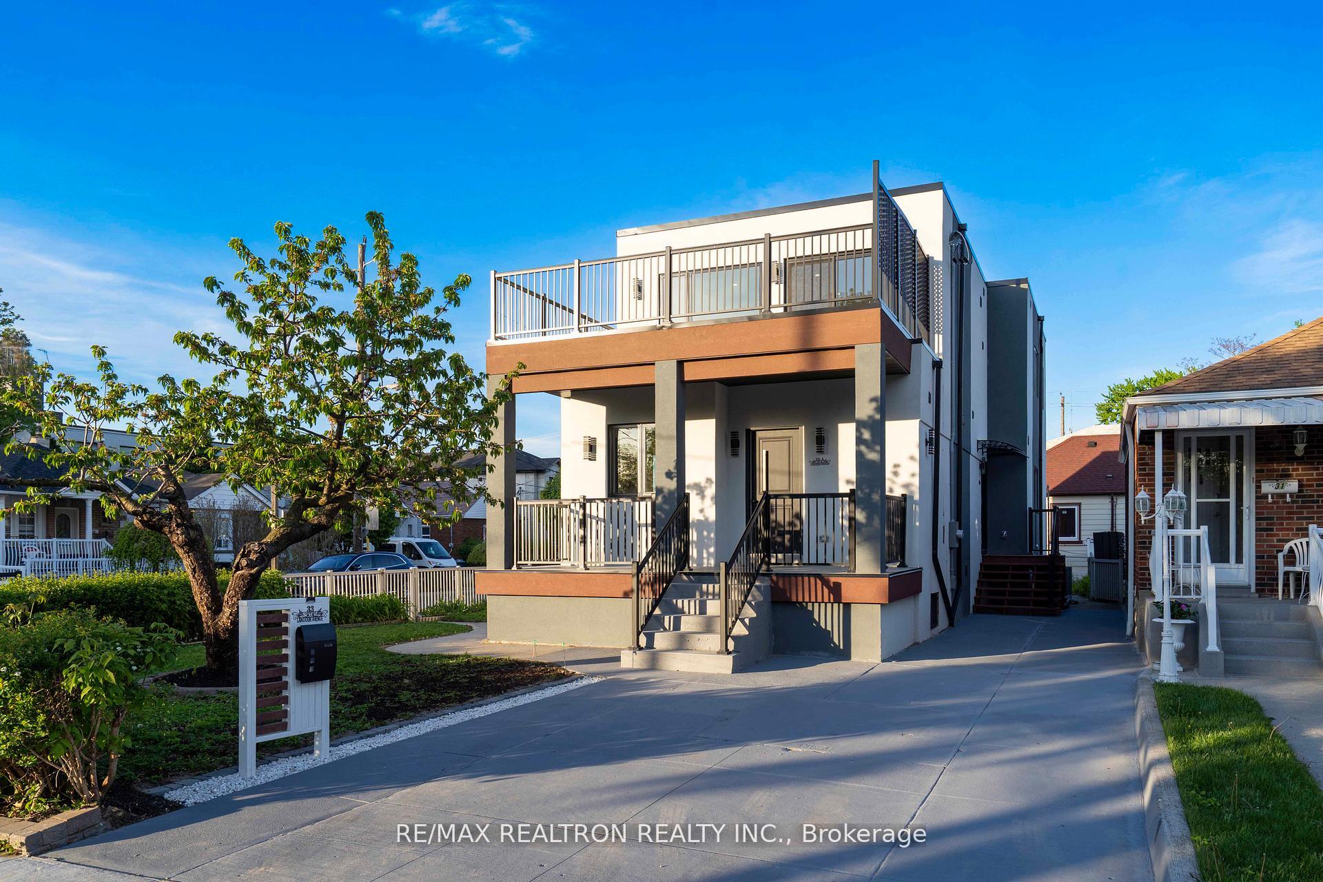 33 Landour Avenue, Toronto W03, ON M6M 4J3