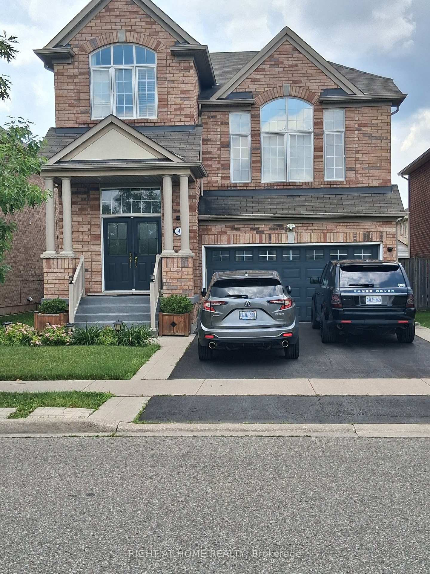 4 Dencor Street, Brampton, ON L6X 0M1