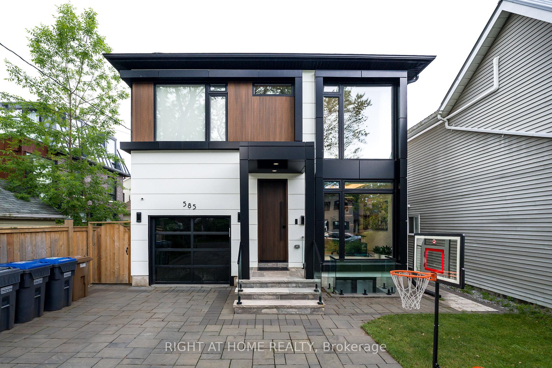 585 Montbeck Crescent, Mississauga, ON L5G 1N9