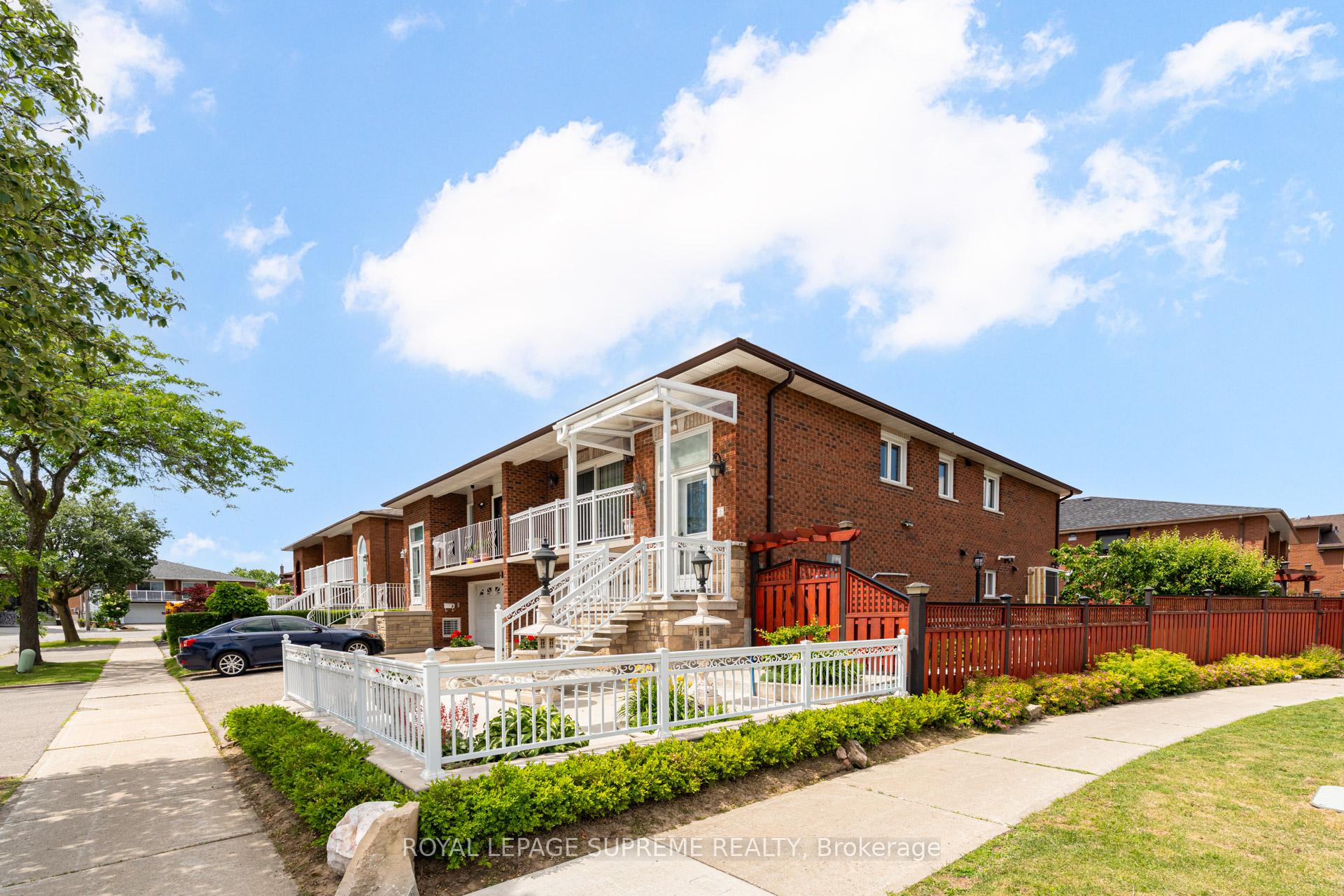 2 Dogleg Court, Toronto W05, ON M3J 3E7