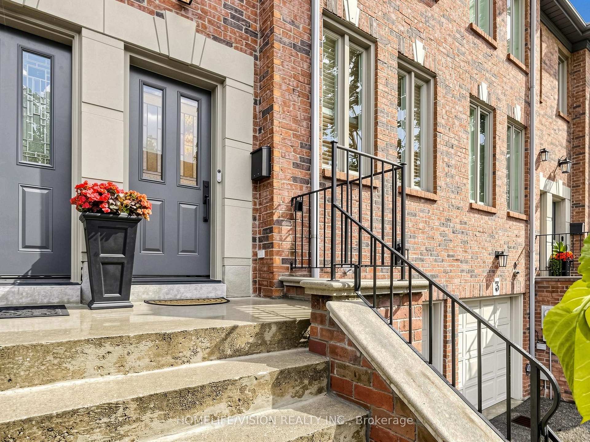 175 Grand Avenue Th2, Toronto W07, ON M8Y 3Y3