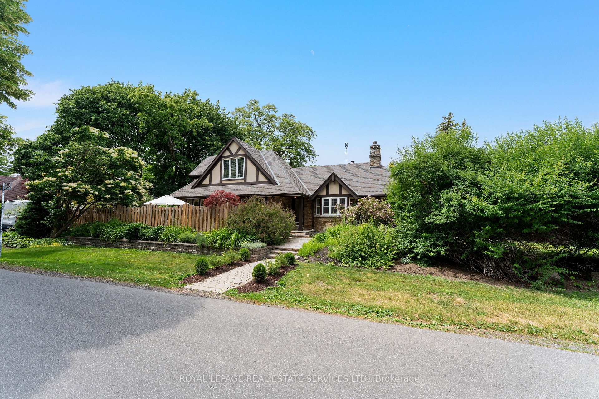 50 Brentwood Road S, Toronto W07, ON M8Z 3N2