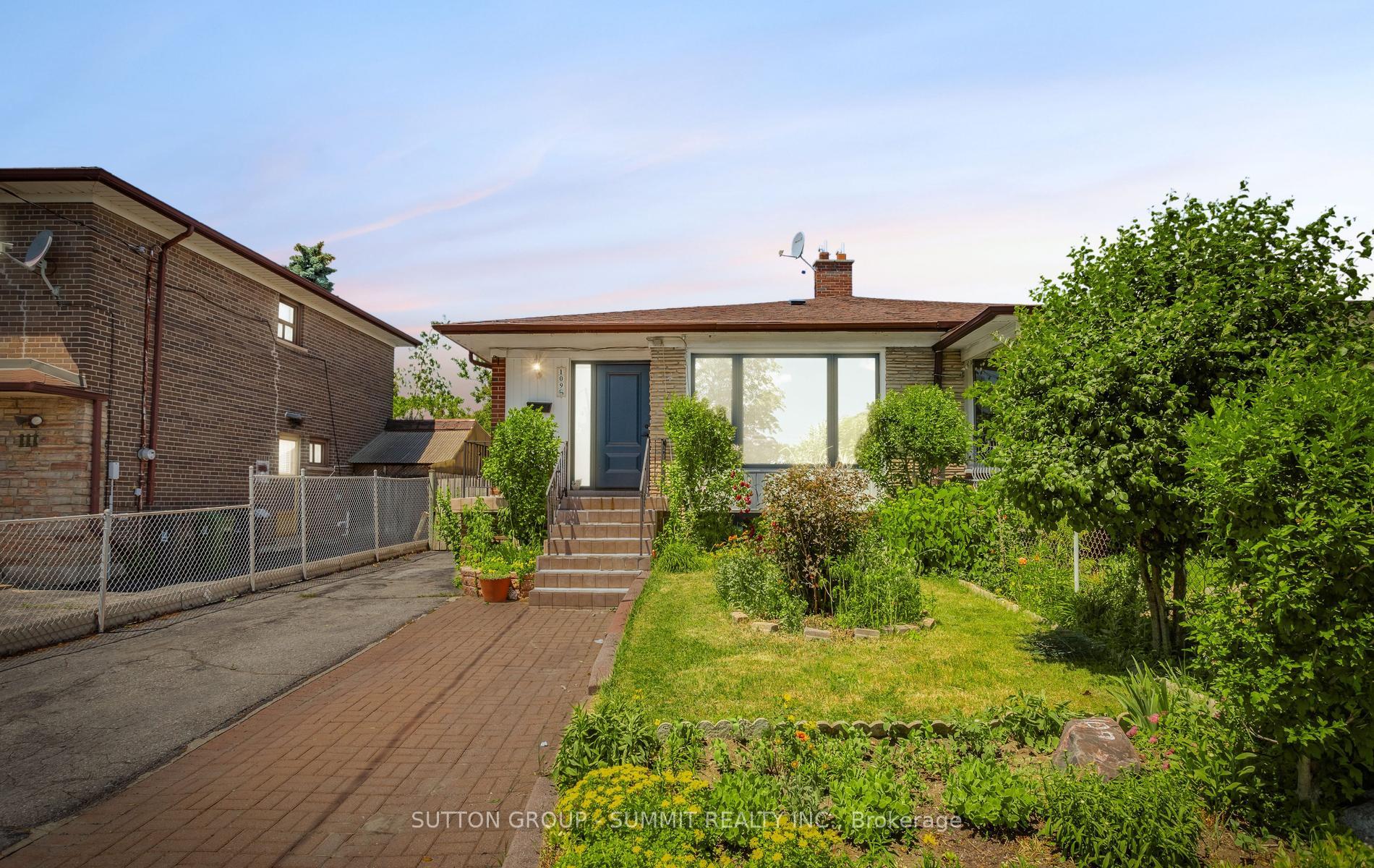 109 Elnathan Crescent, Toronto W05, ON M9L 2G2