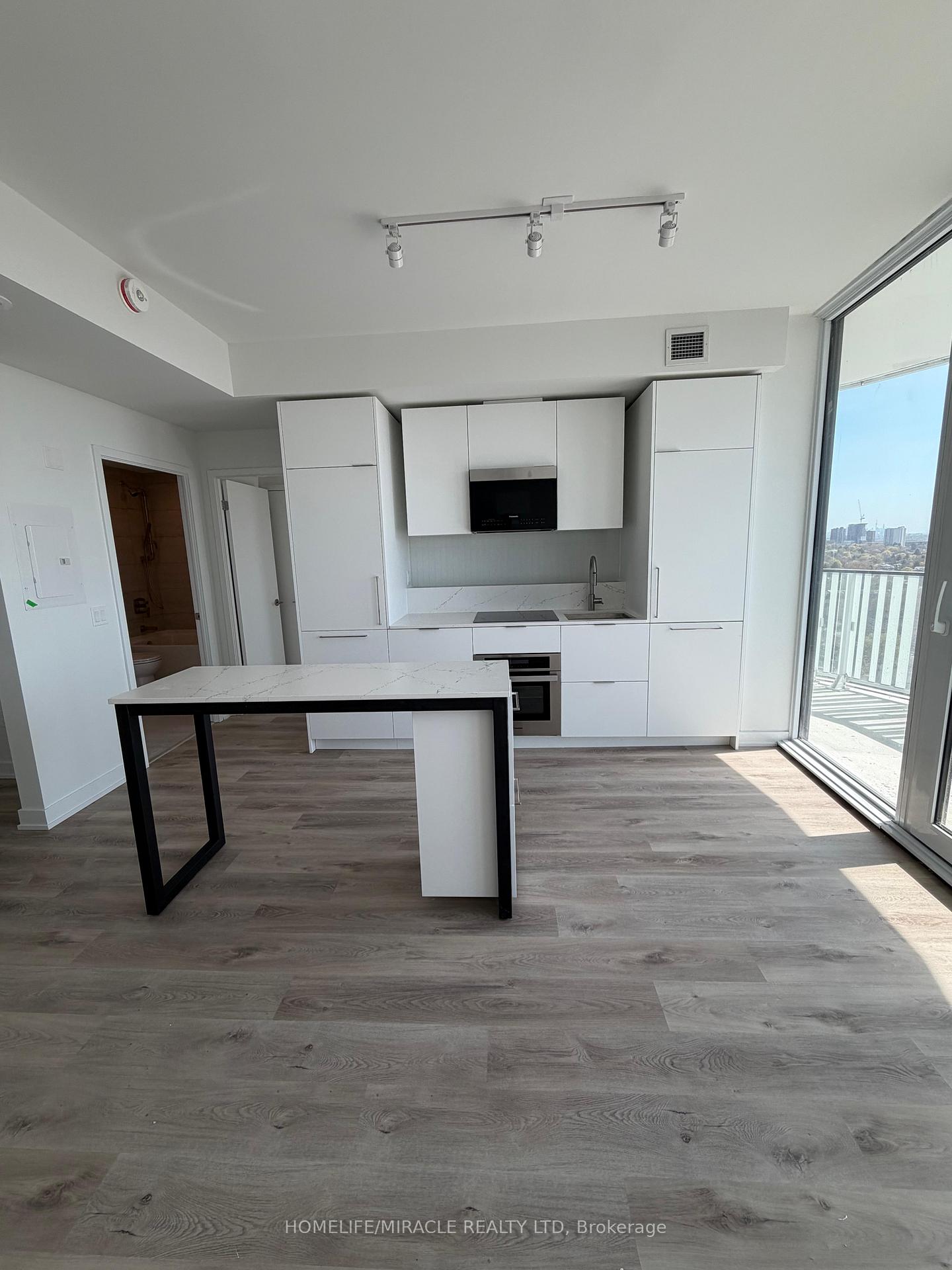 1 Fairview Road 1002, Mississauga, ON L5A 4C6