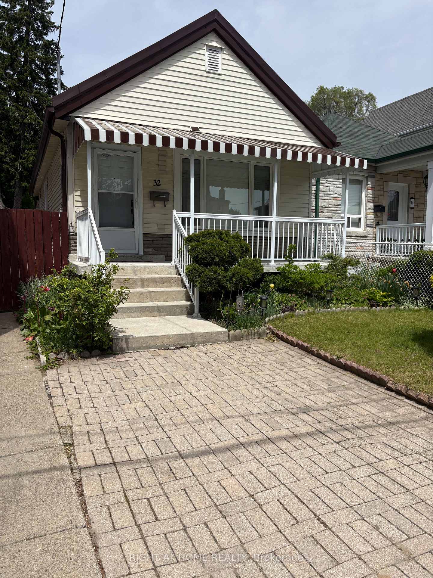 32 FLORENCE Crescent, Toronto W03, ON M6N 4E4